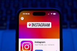 لوگو اینستاگرام / Instagram روی نمایشگر آیفون