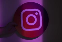 لوگو اینستاگرام / Instagram در تاریکی