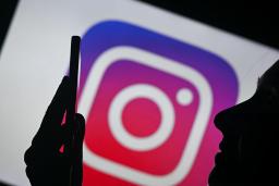 لوگو اینستاگرام / Instagram در پشت یک نفر