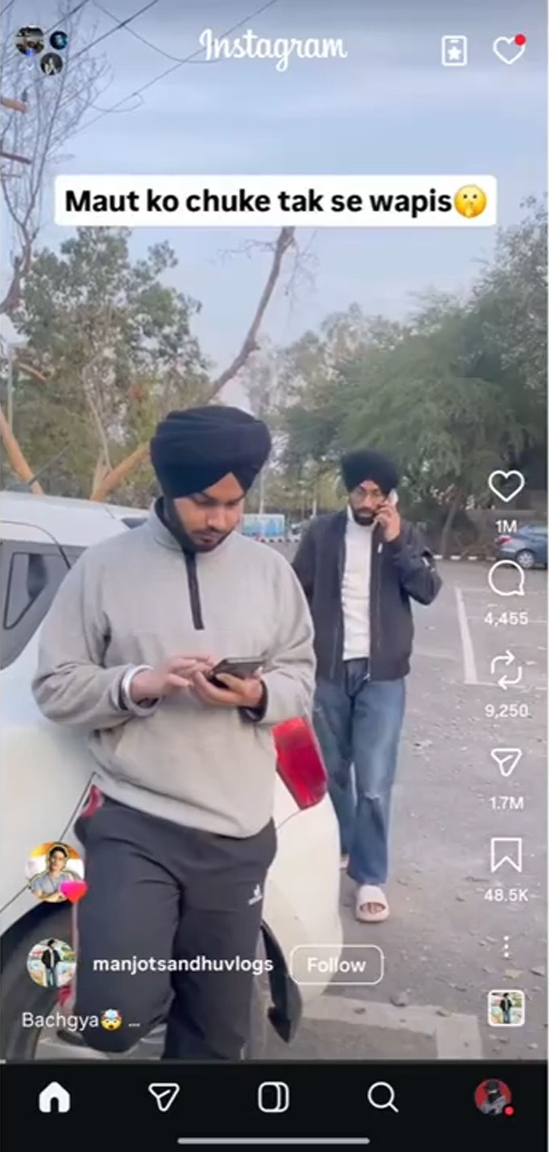 دو پسر جوان هندی کنار هم 