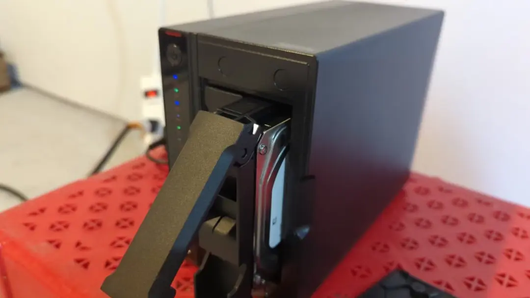 هارد اکسترنال (External Hard Drive) در حال قرارگیری درون محفظه کیس