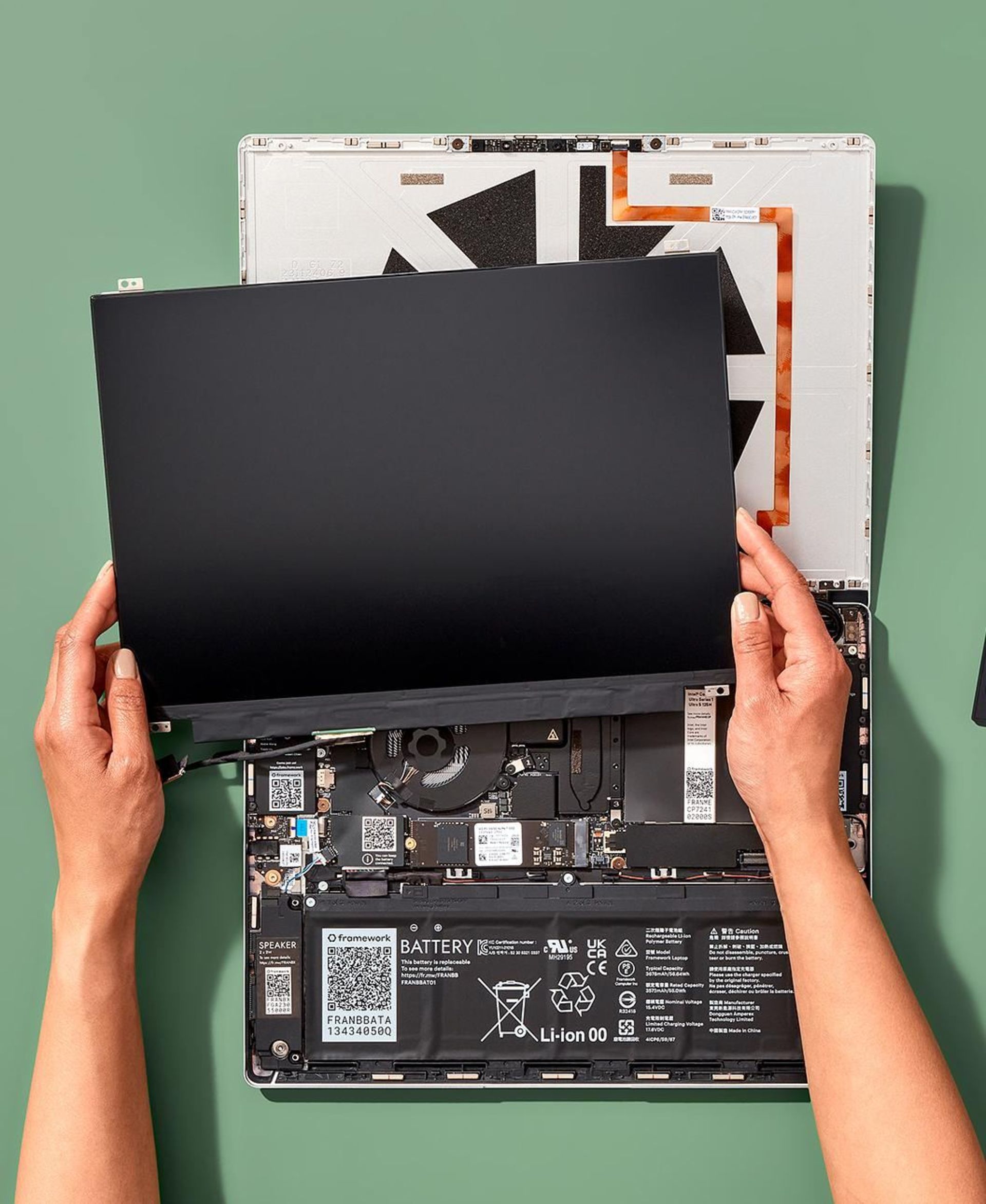 در حال نصب پنل نمایشگر لپ تاپ فریم ورک 