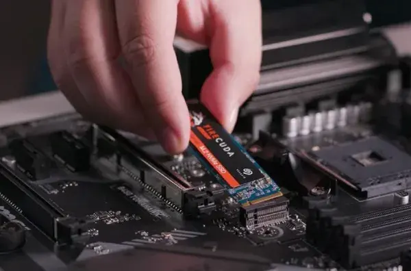 حافظه NVMe (NVMe SSD) برند FireCuda در حال نصب روی اسلات مادربرد