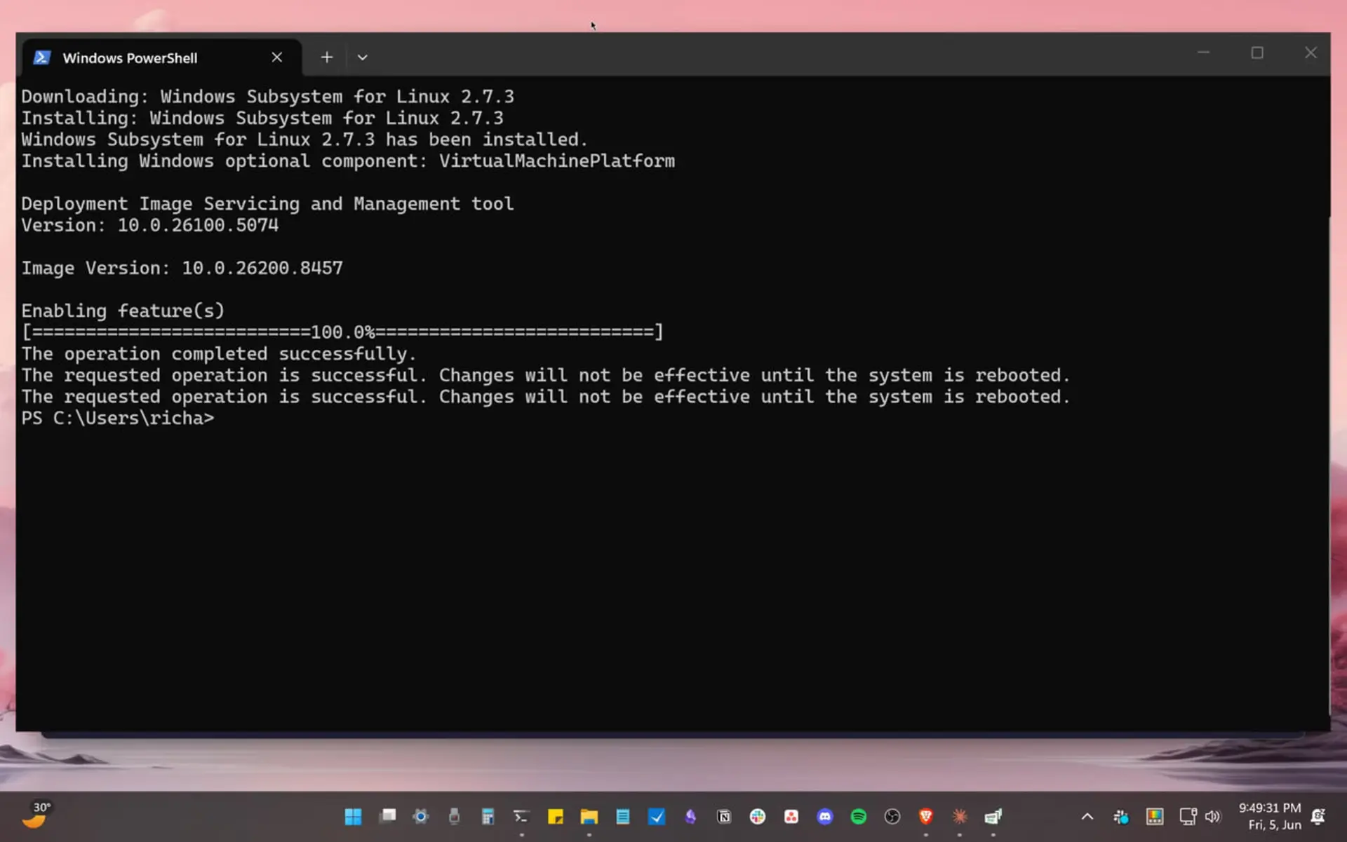 محیط خط فرمان پاورشل (PowerShell) در حال نصب Windows Subsystem for Linux