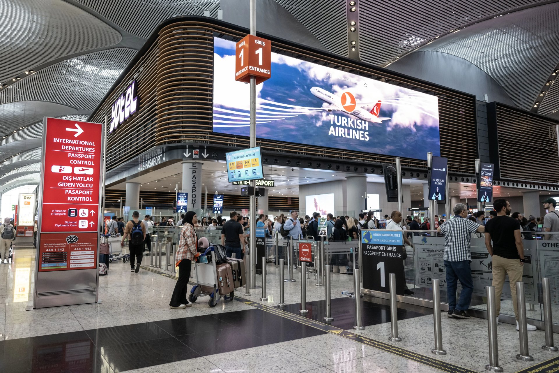 سگ‌های درمانگر و کپسول خواب: راز بهترین فرودگاه جهان فاش شد