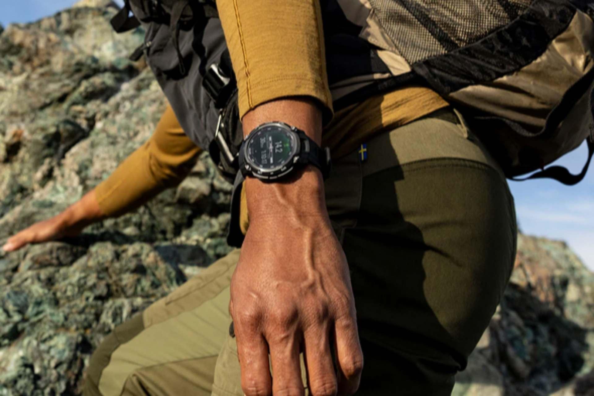 ساعت هوشمند Instinct Crossover Tactical Edition گارمین روی دست یک مرد