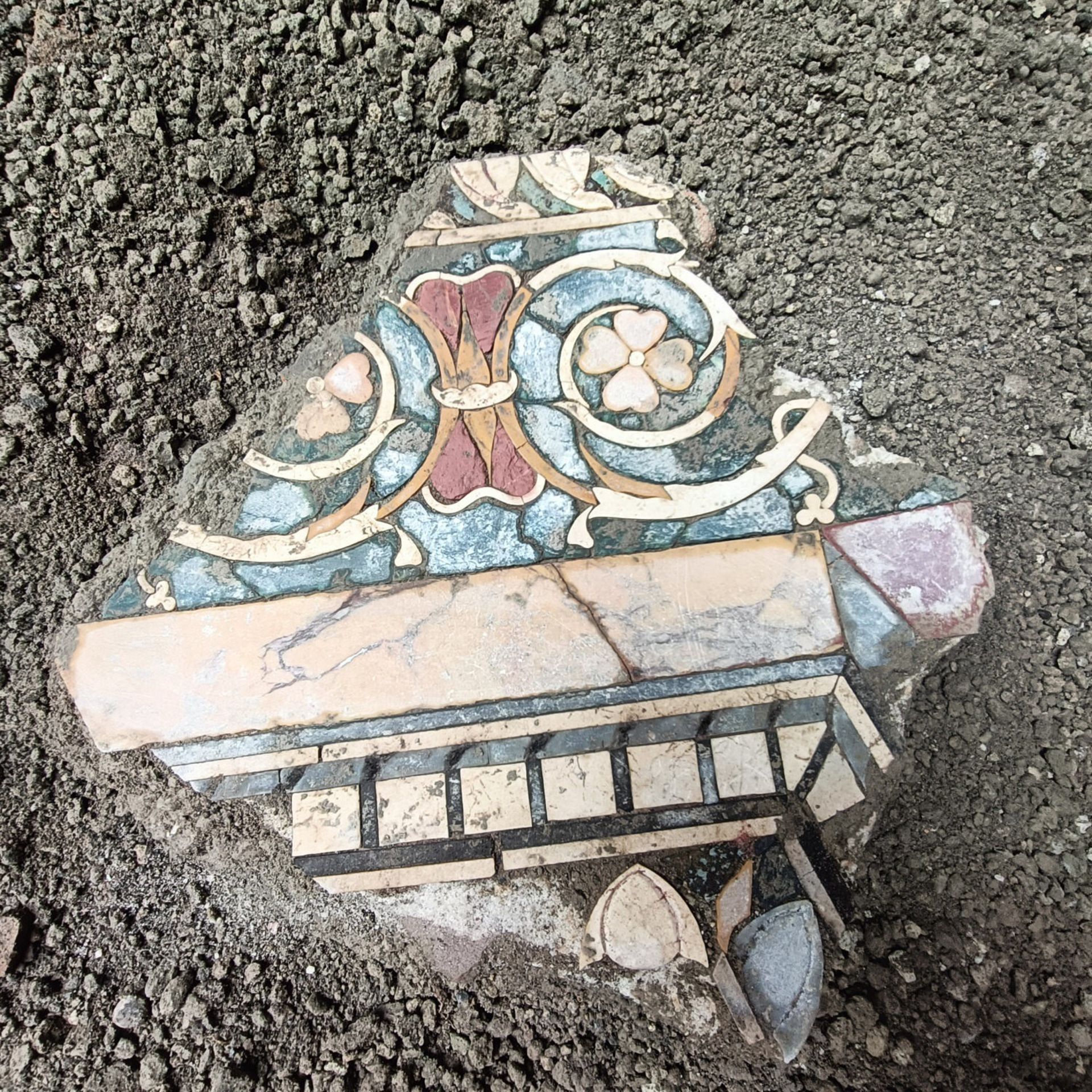 اثر تزئینی رنگی که در کاوش‌های اخیر در جزیره مریدونالی یافت شده است