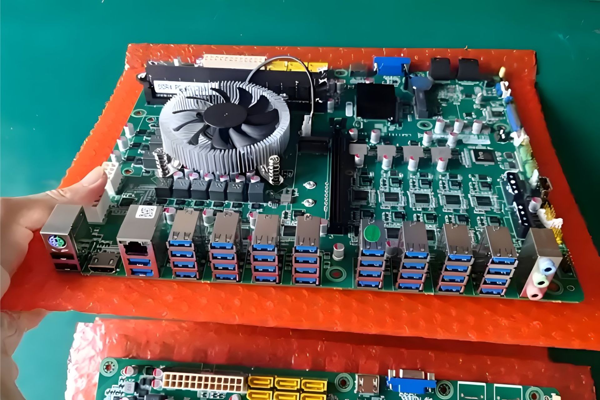 مادربرد مجهز به ۳۶ پورت USB منتسب به برند اینتل