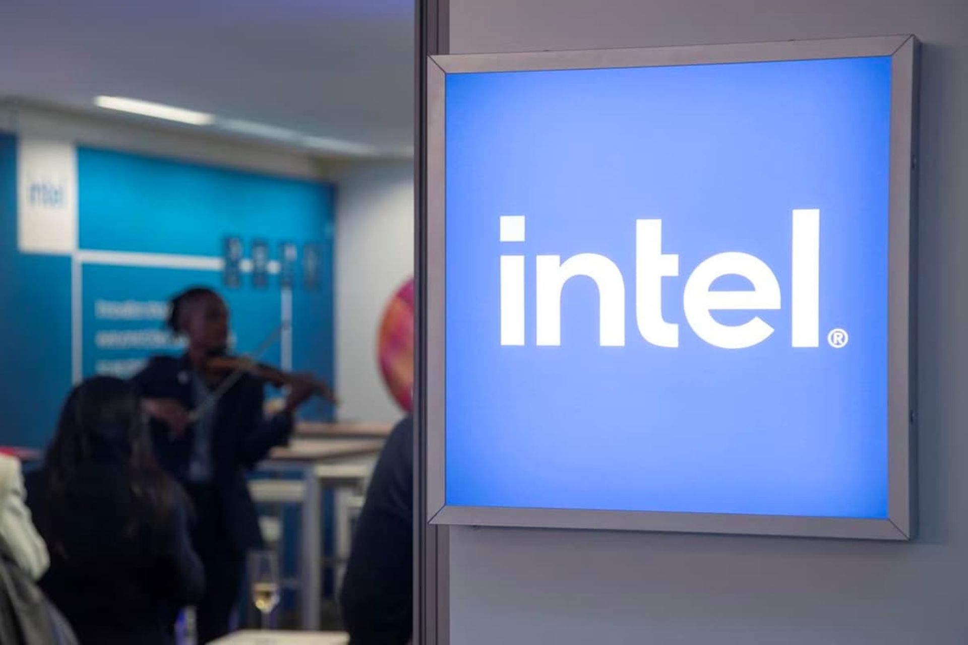 لوگو اینتل Intel گیتار در پس زمینه