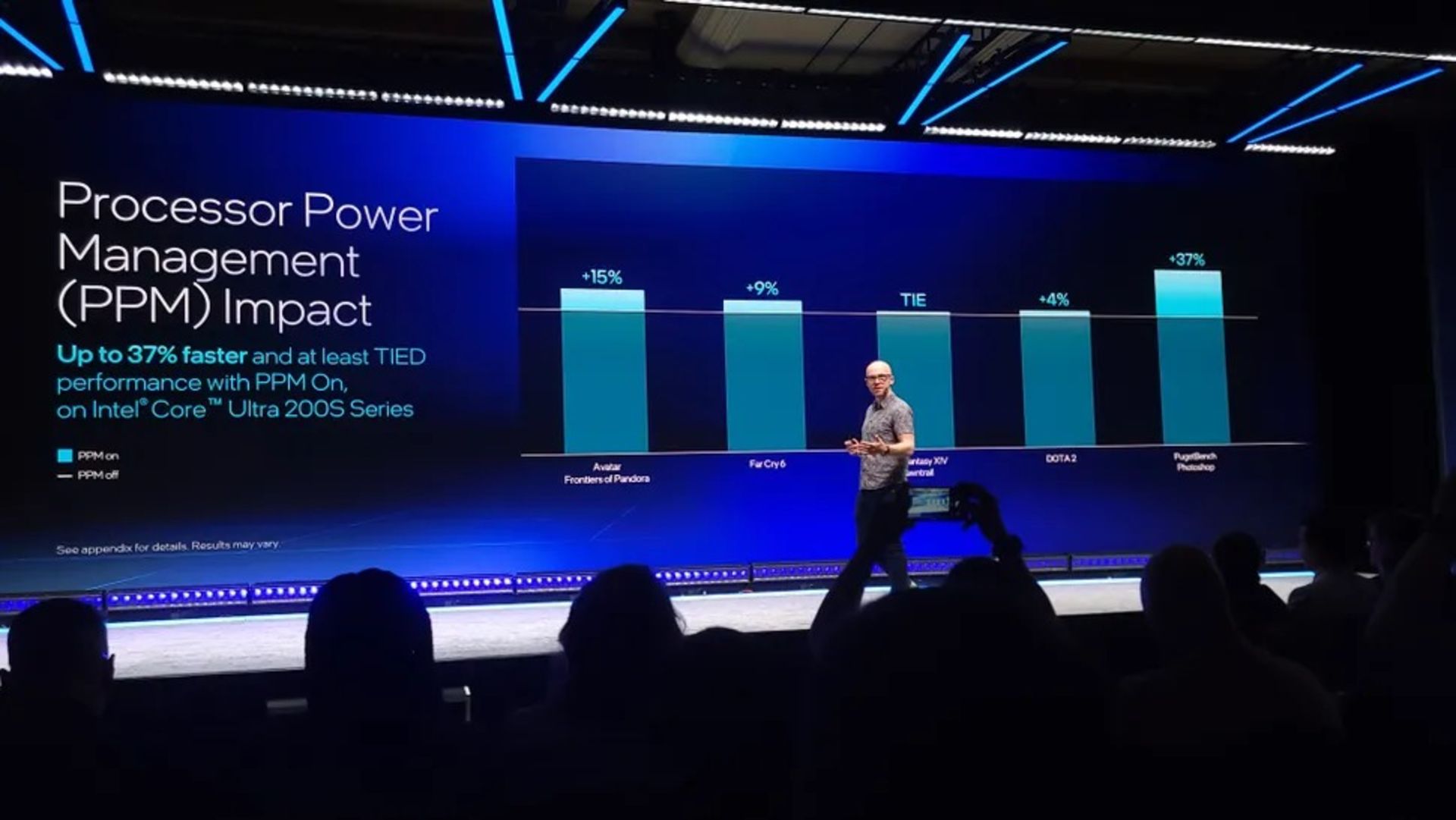 یک مرد در حال صحبت در مورد پردازنده اینتل