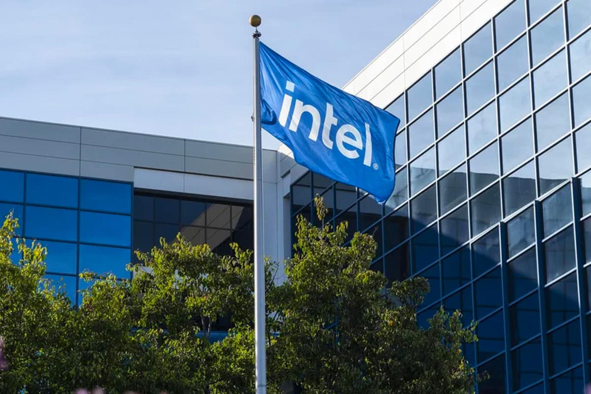 پرچم اینتل Intel در حال اهتزاز در روز ساختمان شیشه ای