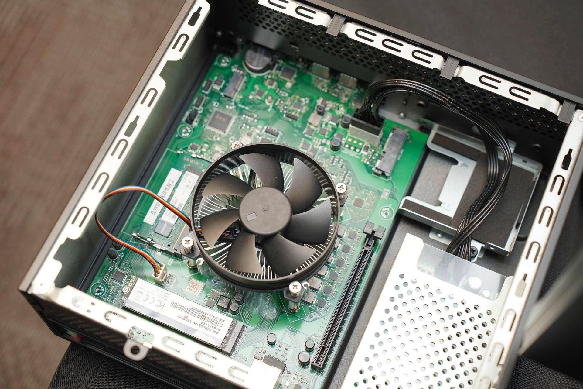 نمای داخل کیس کامپیوتر سبز اینتل Intel