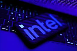 لوگو اینتل / Intel روی نمایشگر موبایل روی کیبورد لپ تاپ