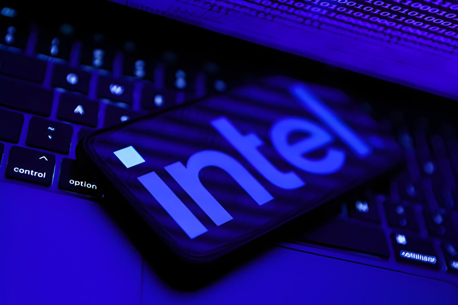 لوگو اینتل / Intel روی نمایشگر موبایل روی کیبورد لپ تاپ