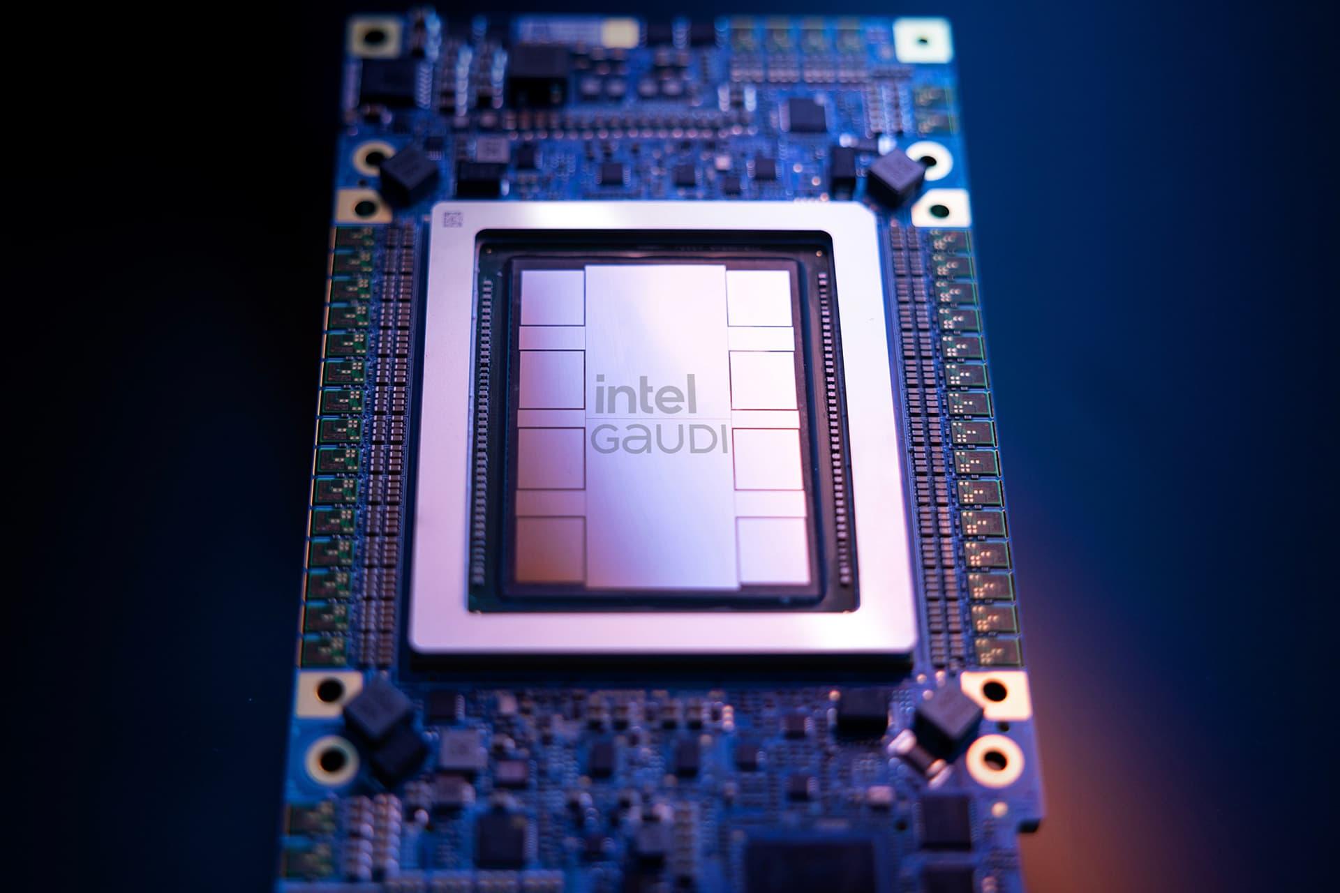 مرجع متخصصين ايران پردازنده هوش مصنوعي Intel Gaudi از نماي جلو
