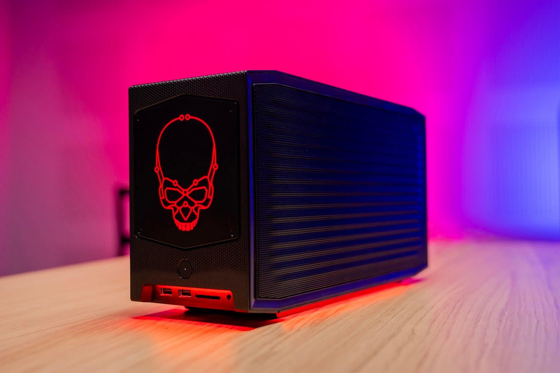 کامپیوتر کوچک اینتل Intel NUC با تم قرمز