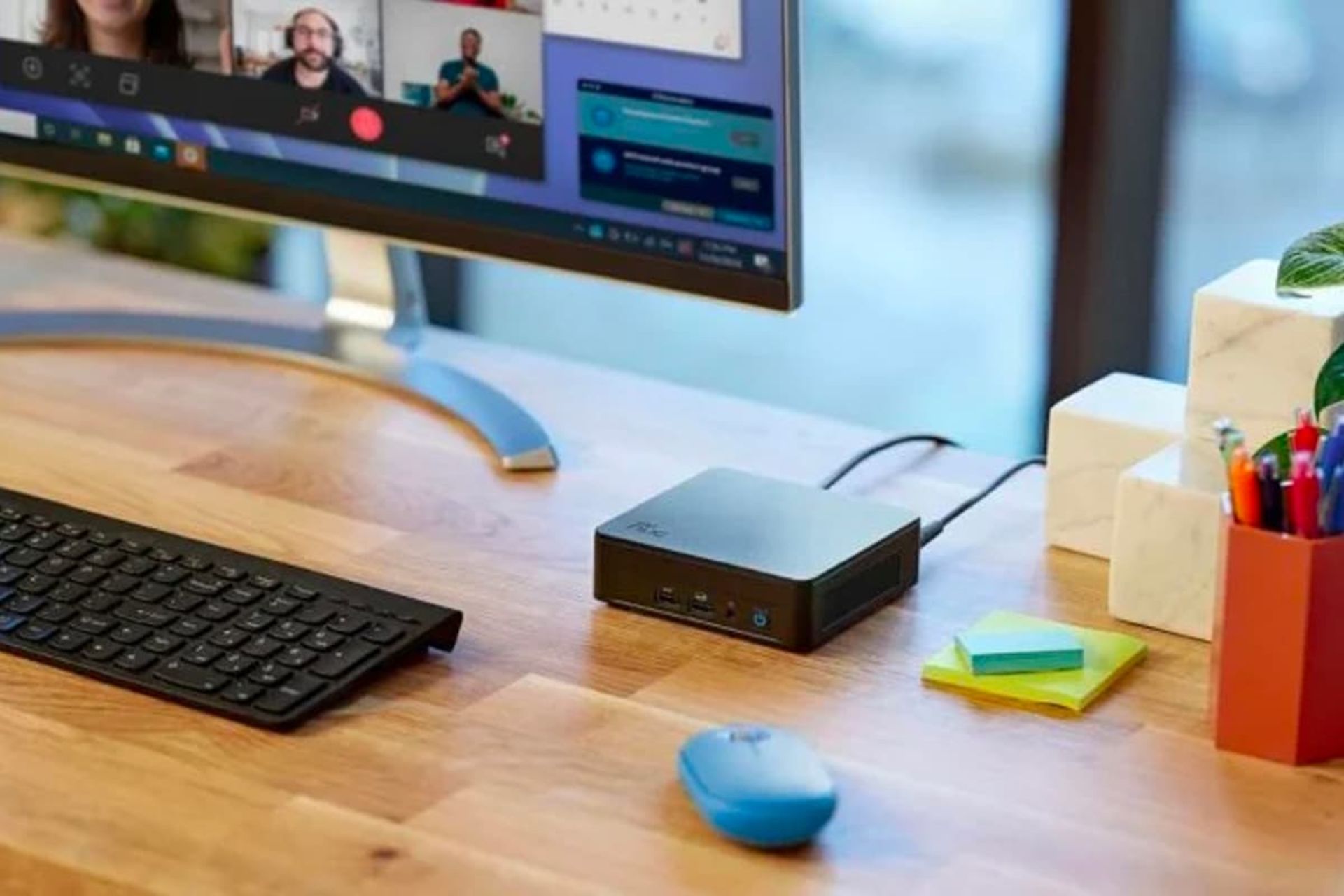 کامپیوتر اینتل Intel NUC 13 Pro روی میز کنار کیبورد