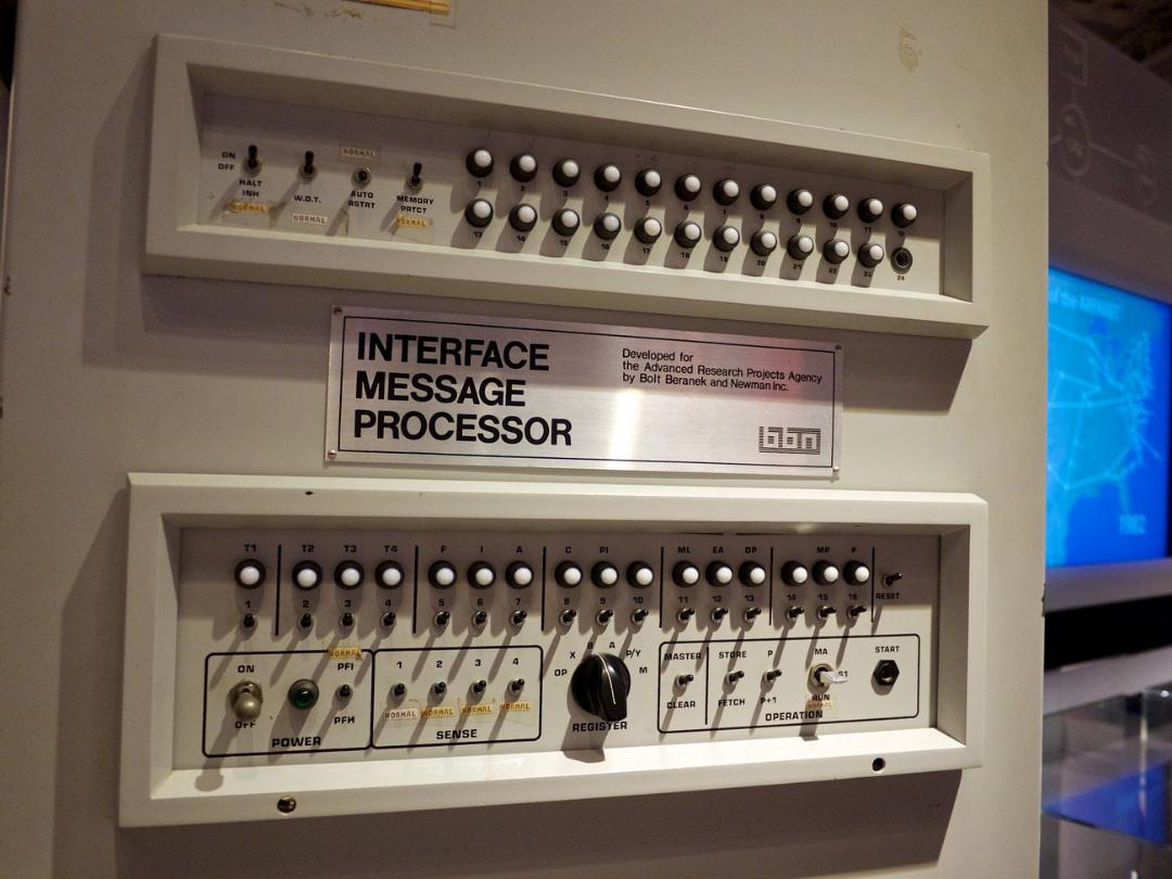 پنل کنترل دستگاه پردازنده پیام رابط (Interface Message Processor) با دکمه‌ها و چراغ‌های نشانگر