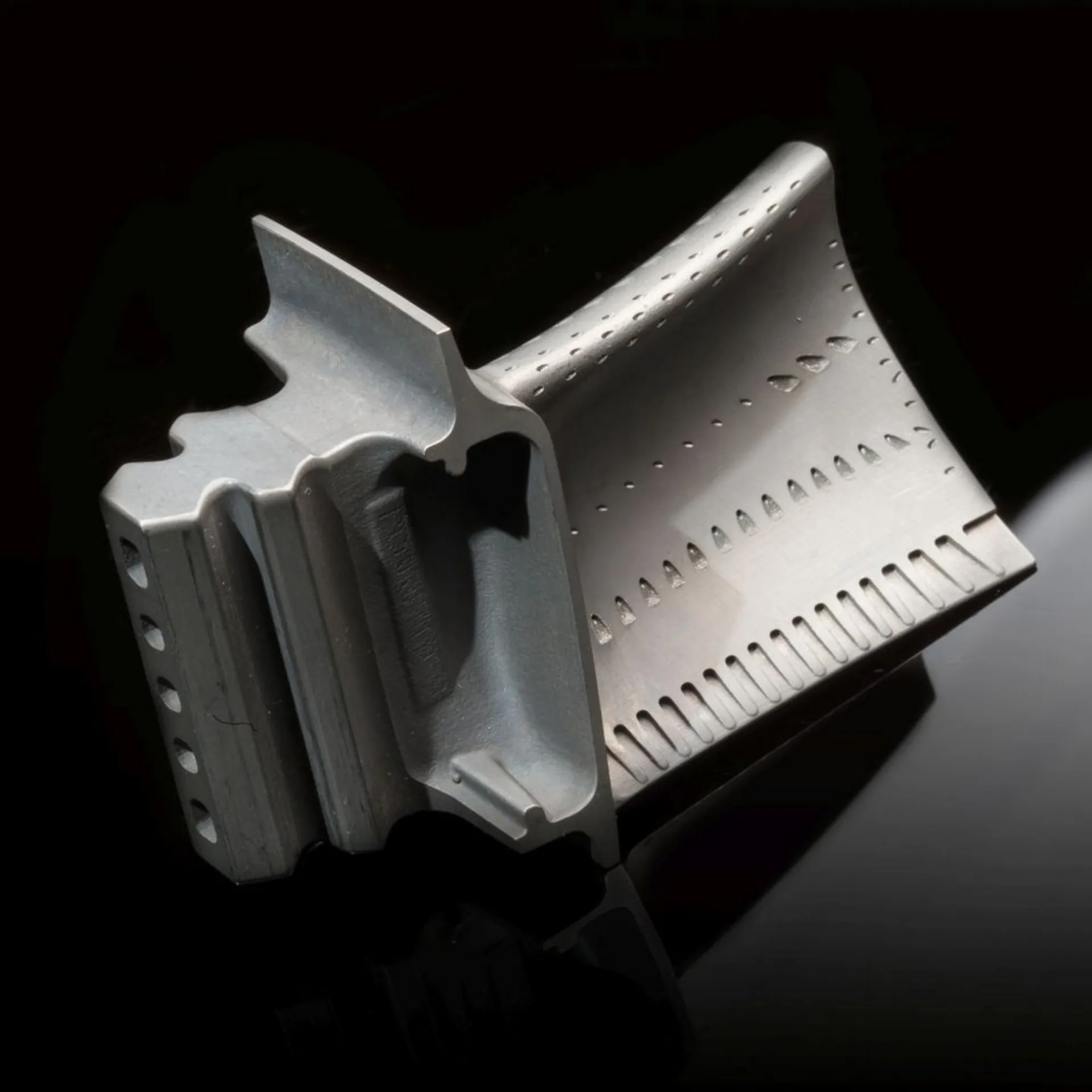 سوراخ‌کاری لیزری روی تیغه توربین