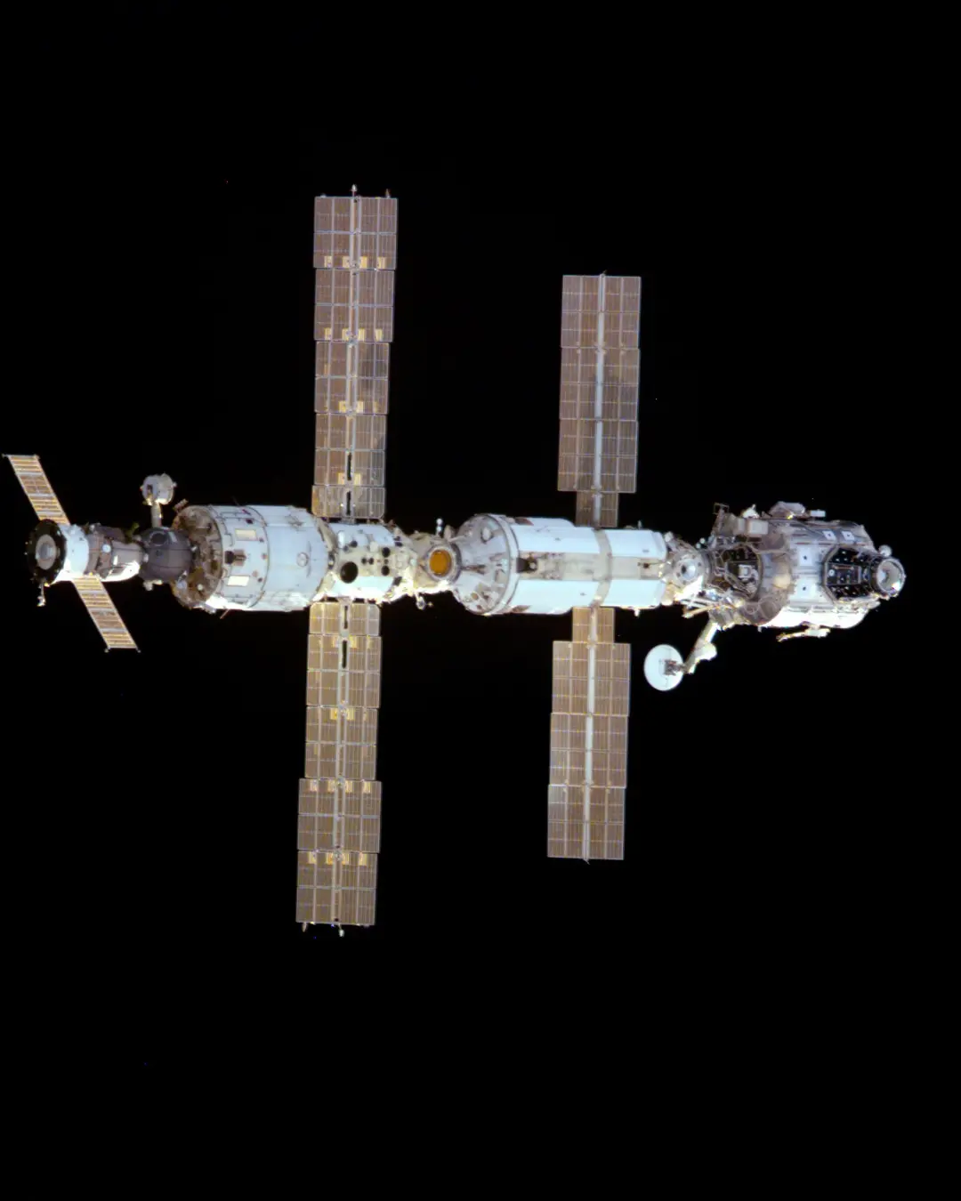 ایستگاه فضایی بین‌المللی (International Space Station) در تاریکی فضا با پنل‌های خورشیدی بزرگ