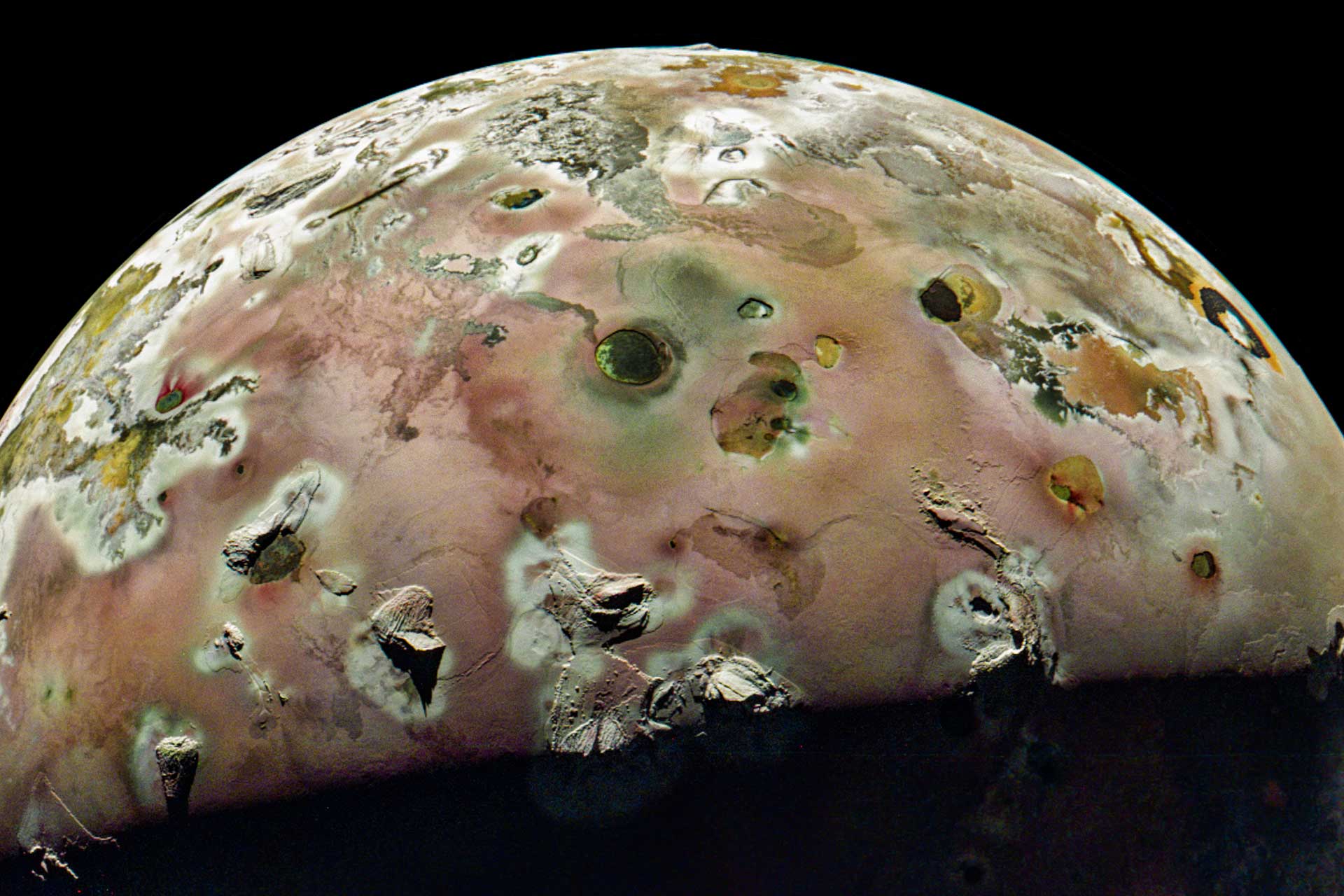 نگاه نزدیک فضاپیمای ناسا به آتشفشانی‌ترین جسم منظومه شمسی پس از ۲۰ سال