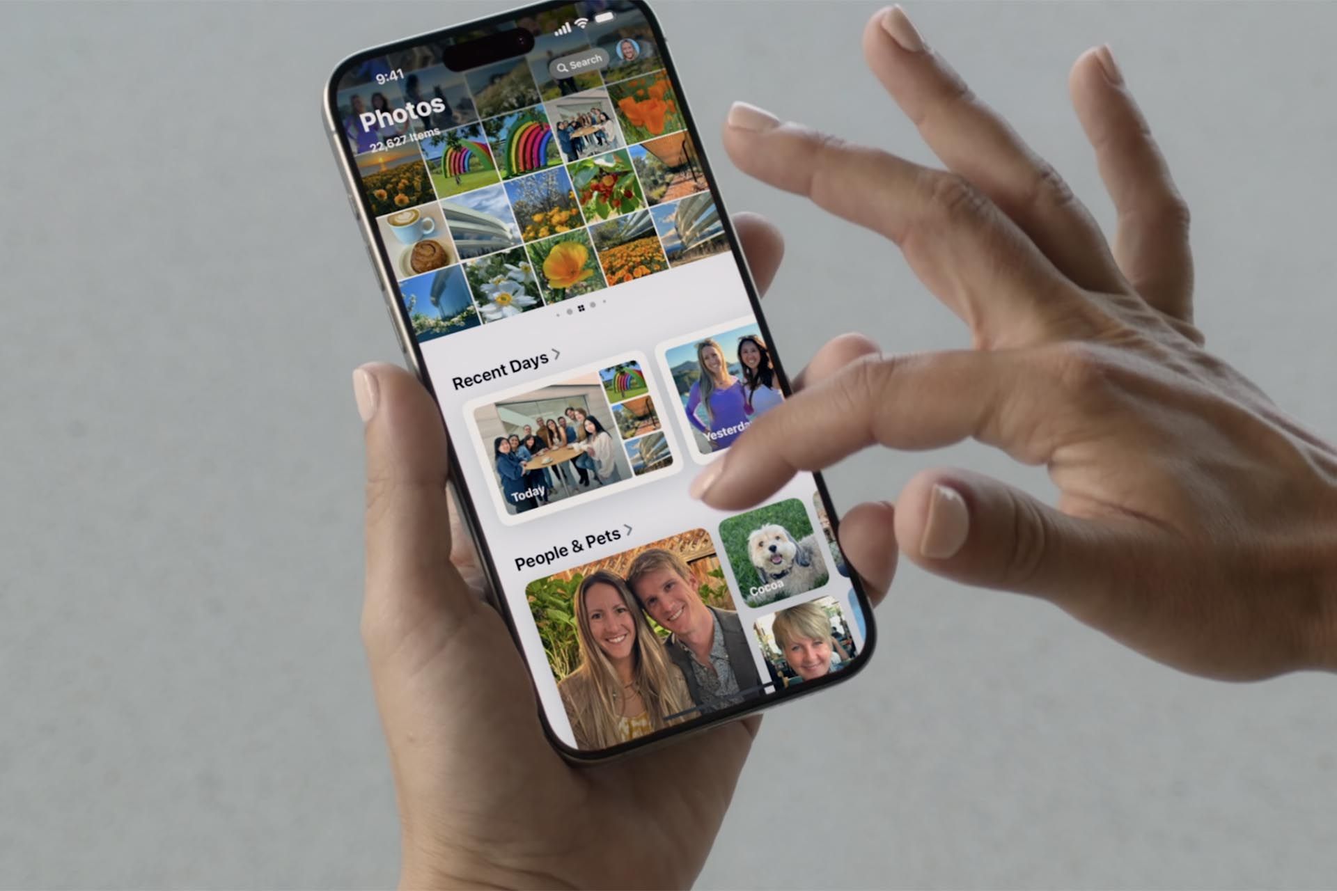 یک گوشی آيفون  با جدول تصاویر اپلیکیشن Photos و جدول تصاویر بالای صفحه و دسته‌بندی تصاویر پایین صفحه