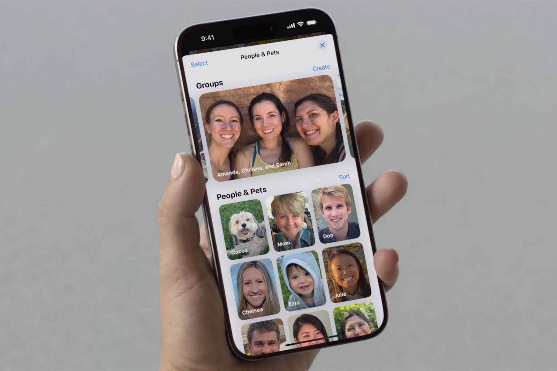 گوشی آيفون در دست یک نفر با اپلیکیشن Photos در صفحه‌ی Peoples and Pets