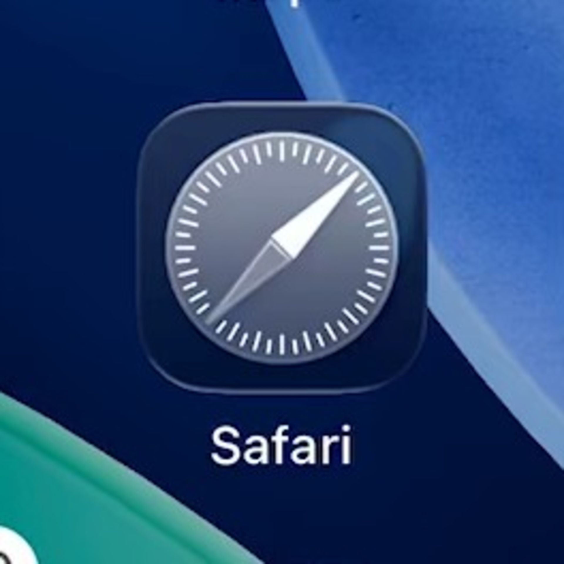 نمای نزدیک آیکون مرورگر سافاری در نسخه‌ی قدیمی اسکرین ریکورد آیفون