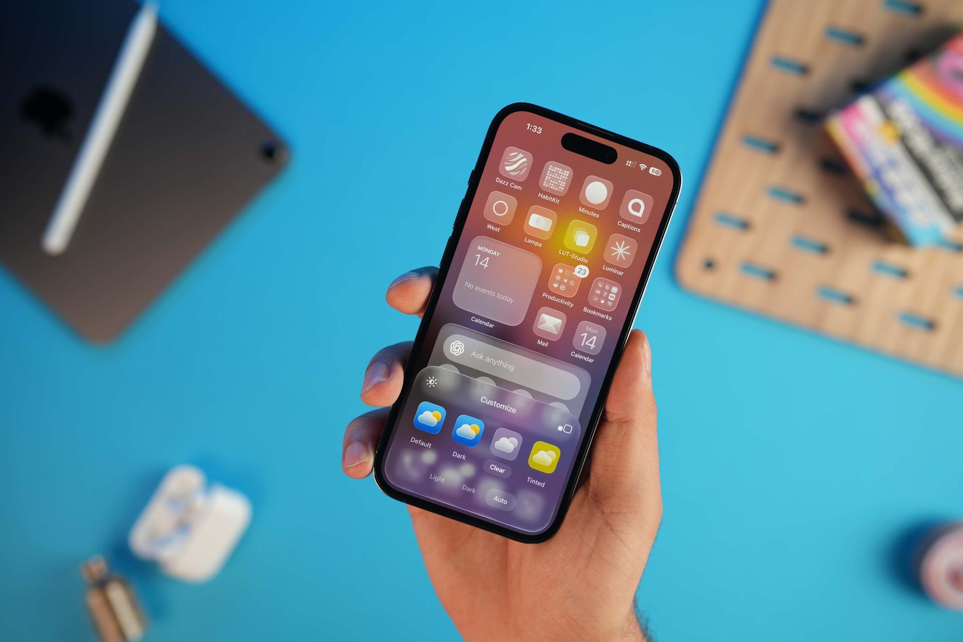 طراحی لیکویید گلس در iOS 26 در آیفونی در دست 