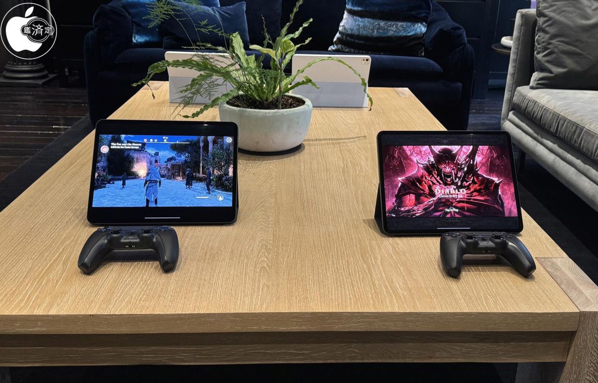 آیپد به همراه کنترلر Dual Sense سونی درحال اجرای بازی روی میز