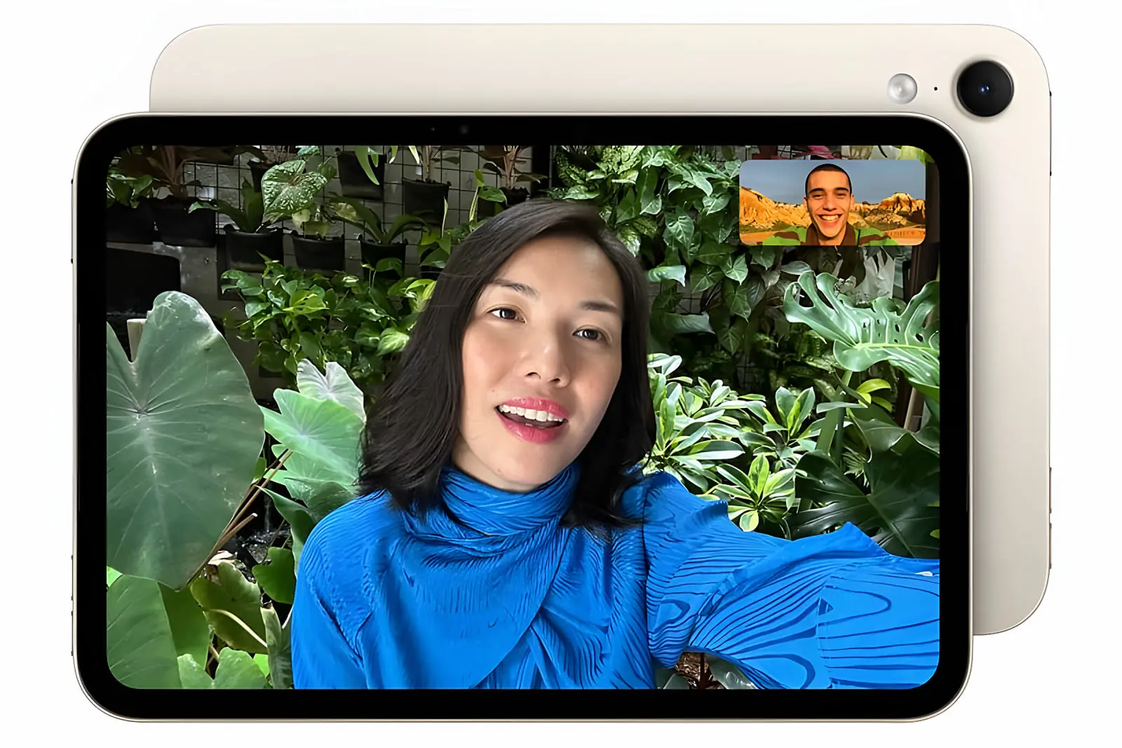 نمایشگر آیپد مینی (iPad mini) در حال نمایش تماس تصویری در محیط سبز
