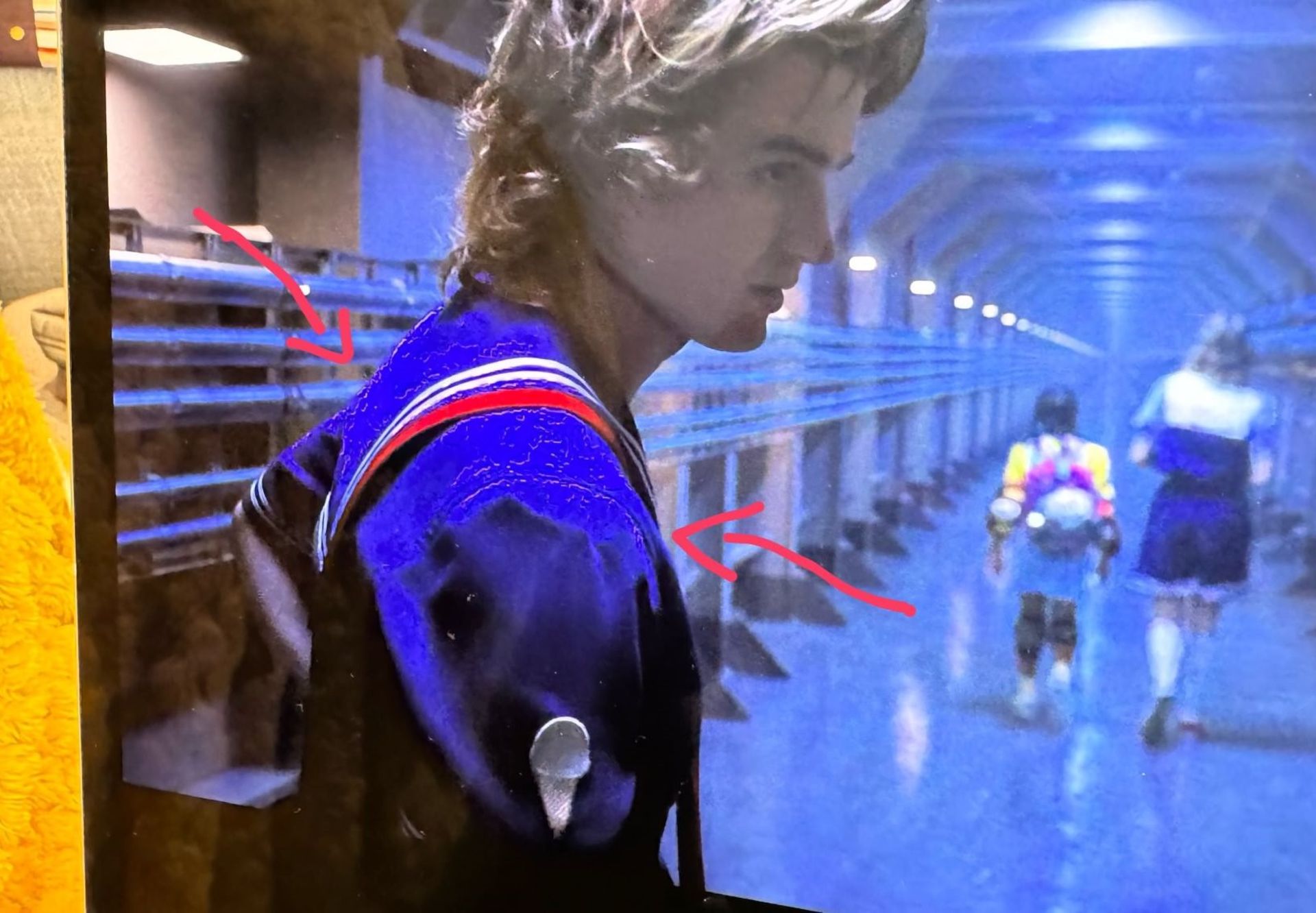 هایلات رنگ آبی لباس پسر در تبلت آیپد پرو اپل