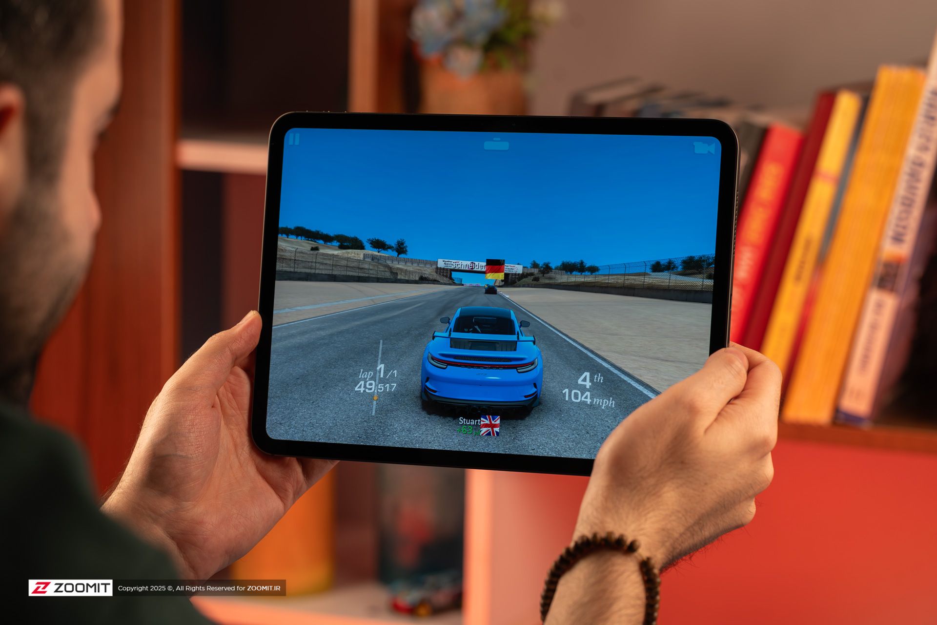 بازی کردن با تبلت