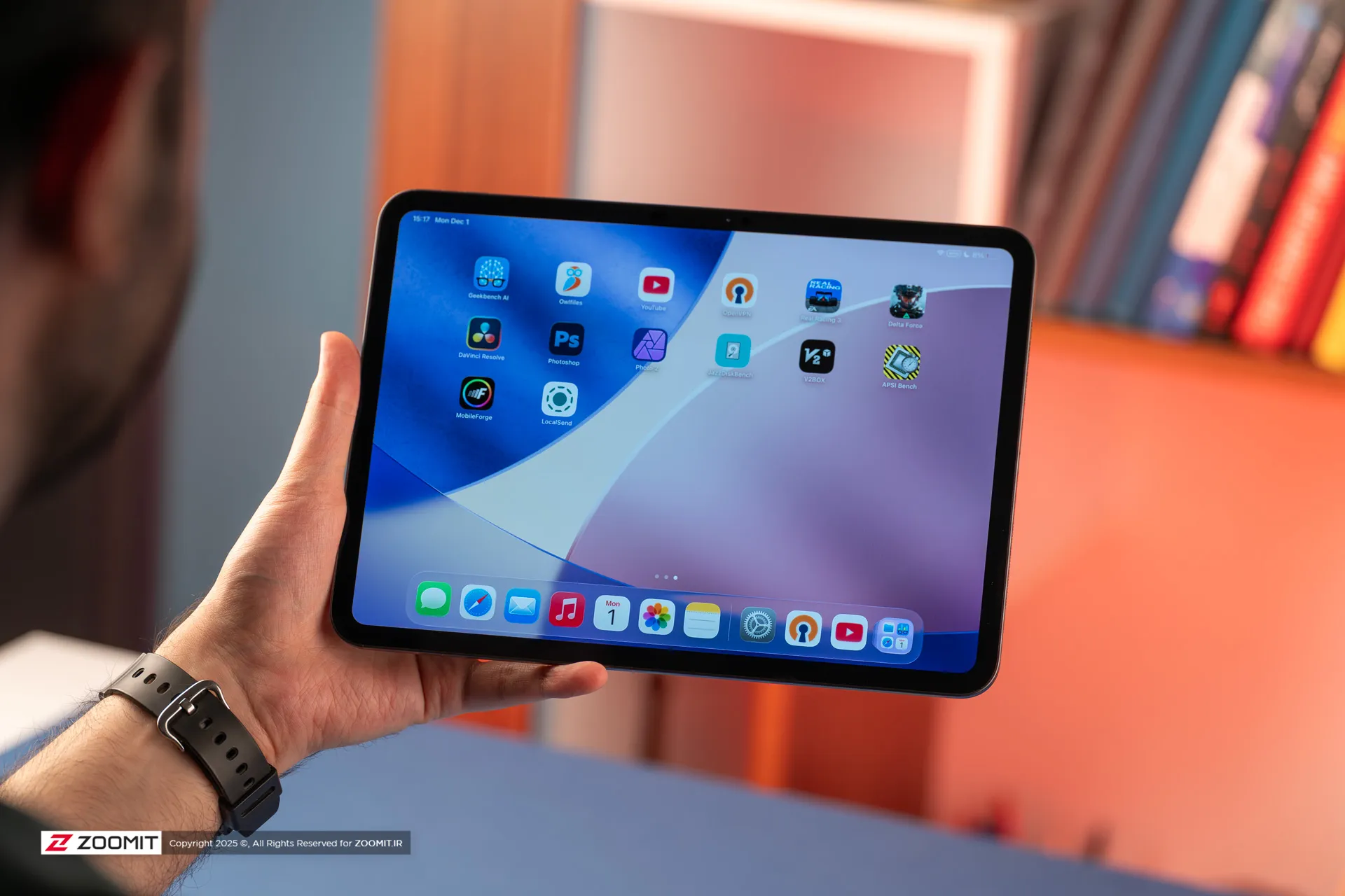 تبلت در دست