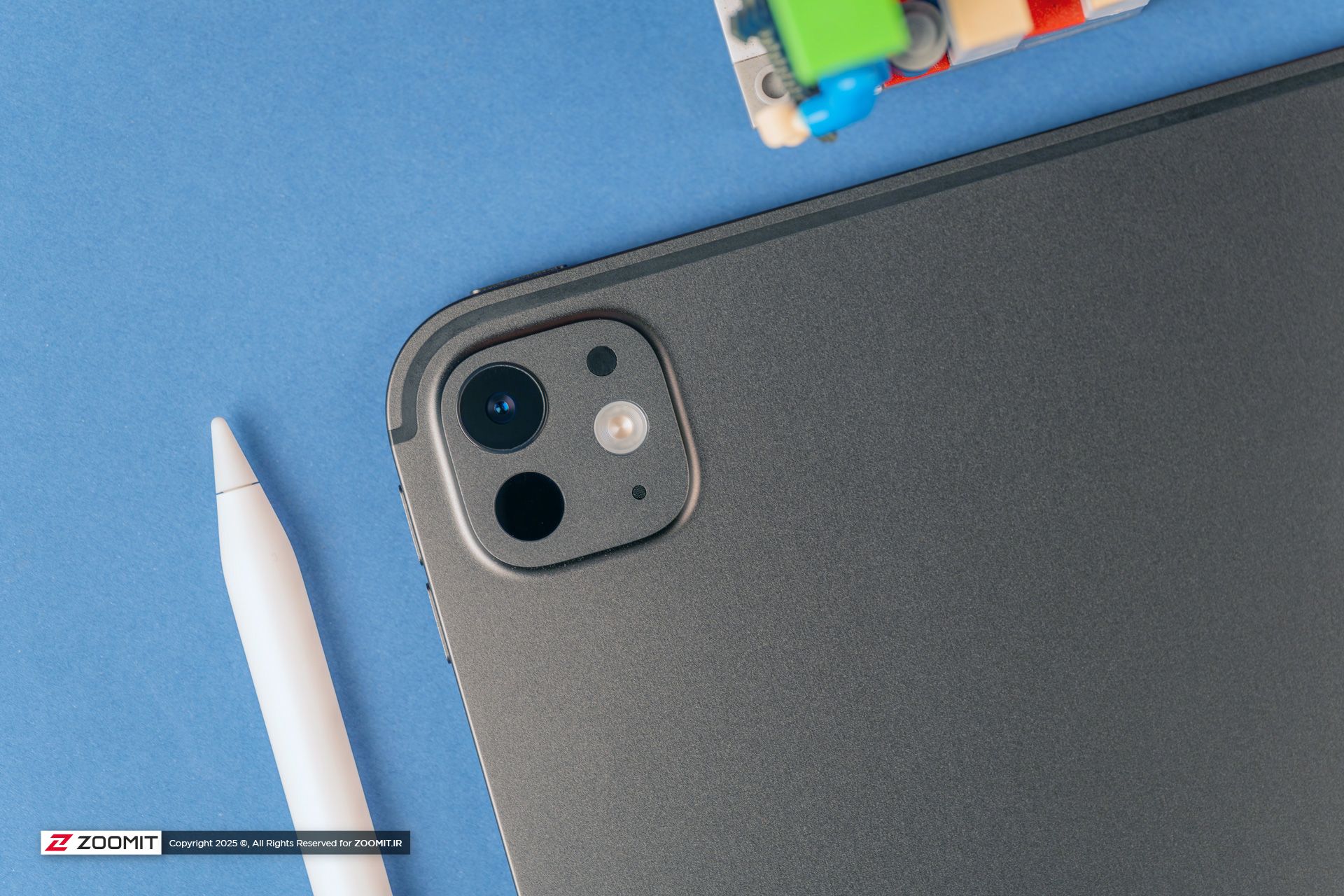 نمای پشت تبلت