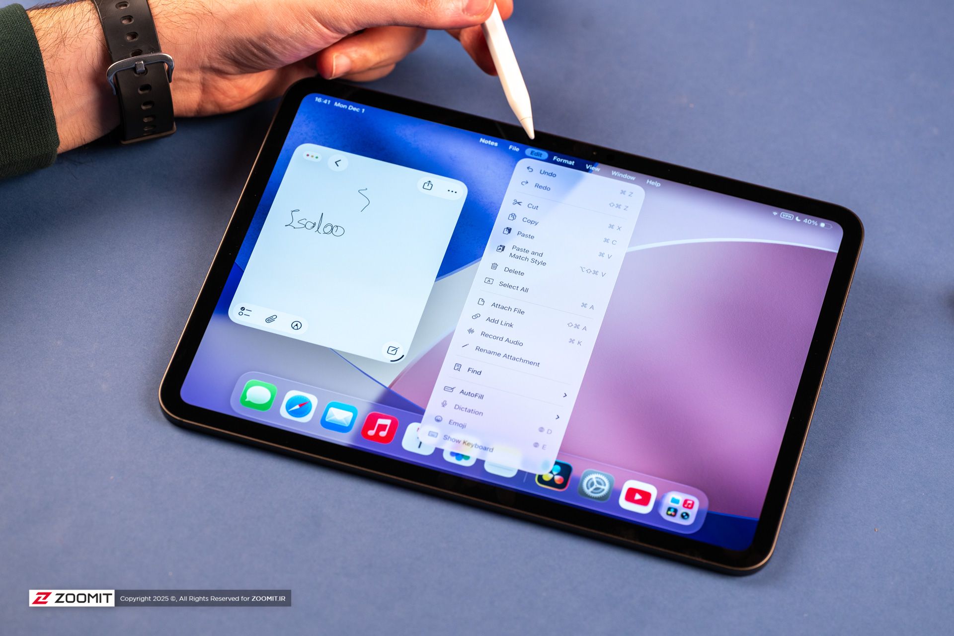 تبلت روی میز