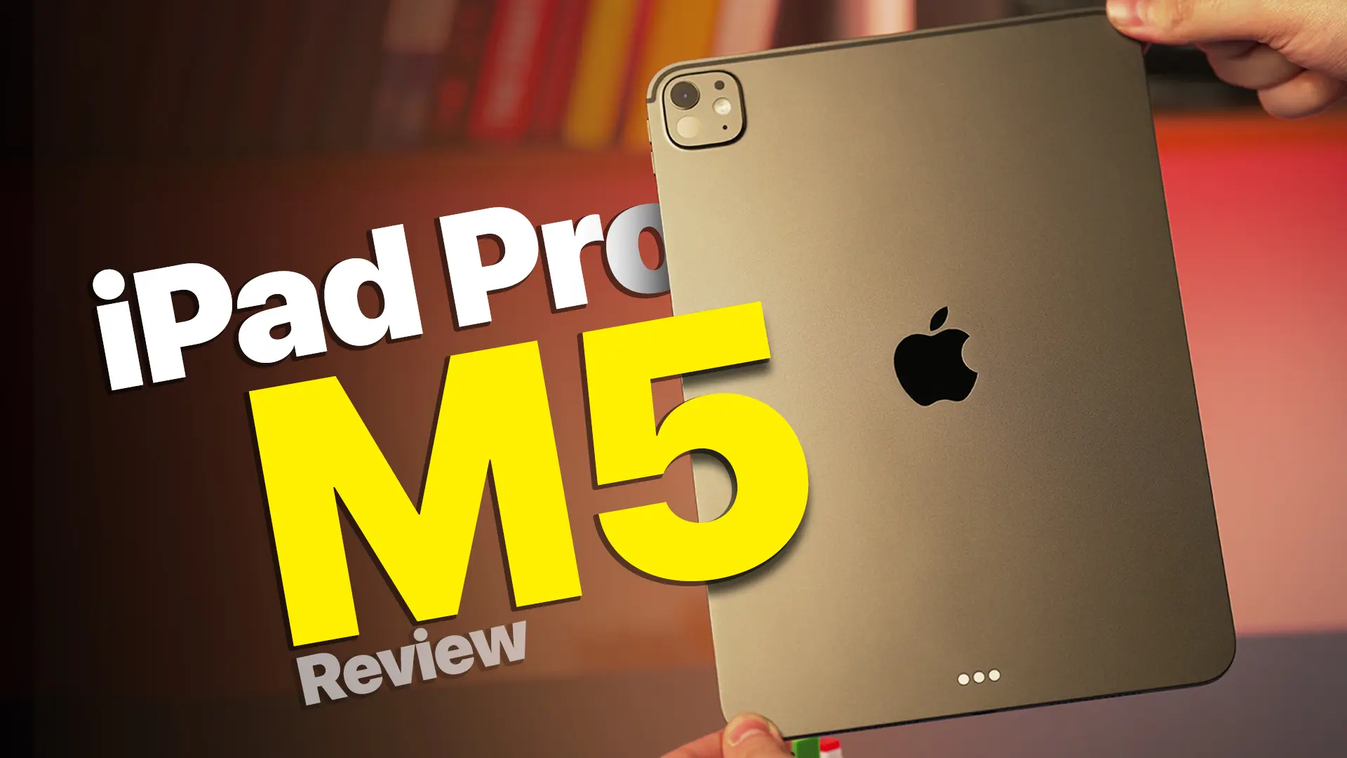 عکس آیپد پرو M5 در دست