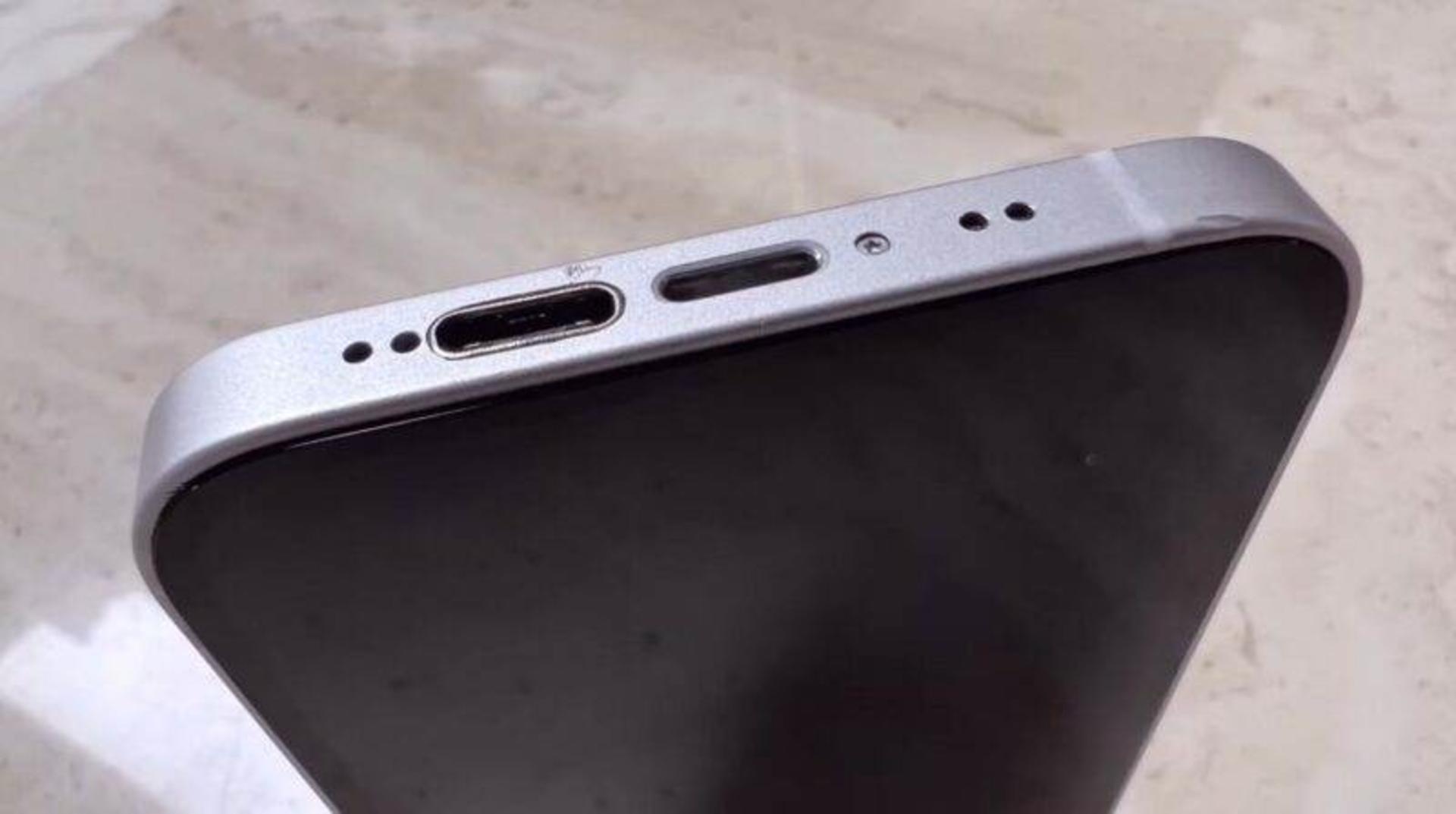 آیفون ۱۲ مینی با درگاه USB C و لایتنینگ