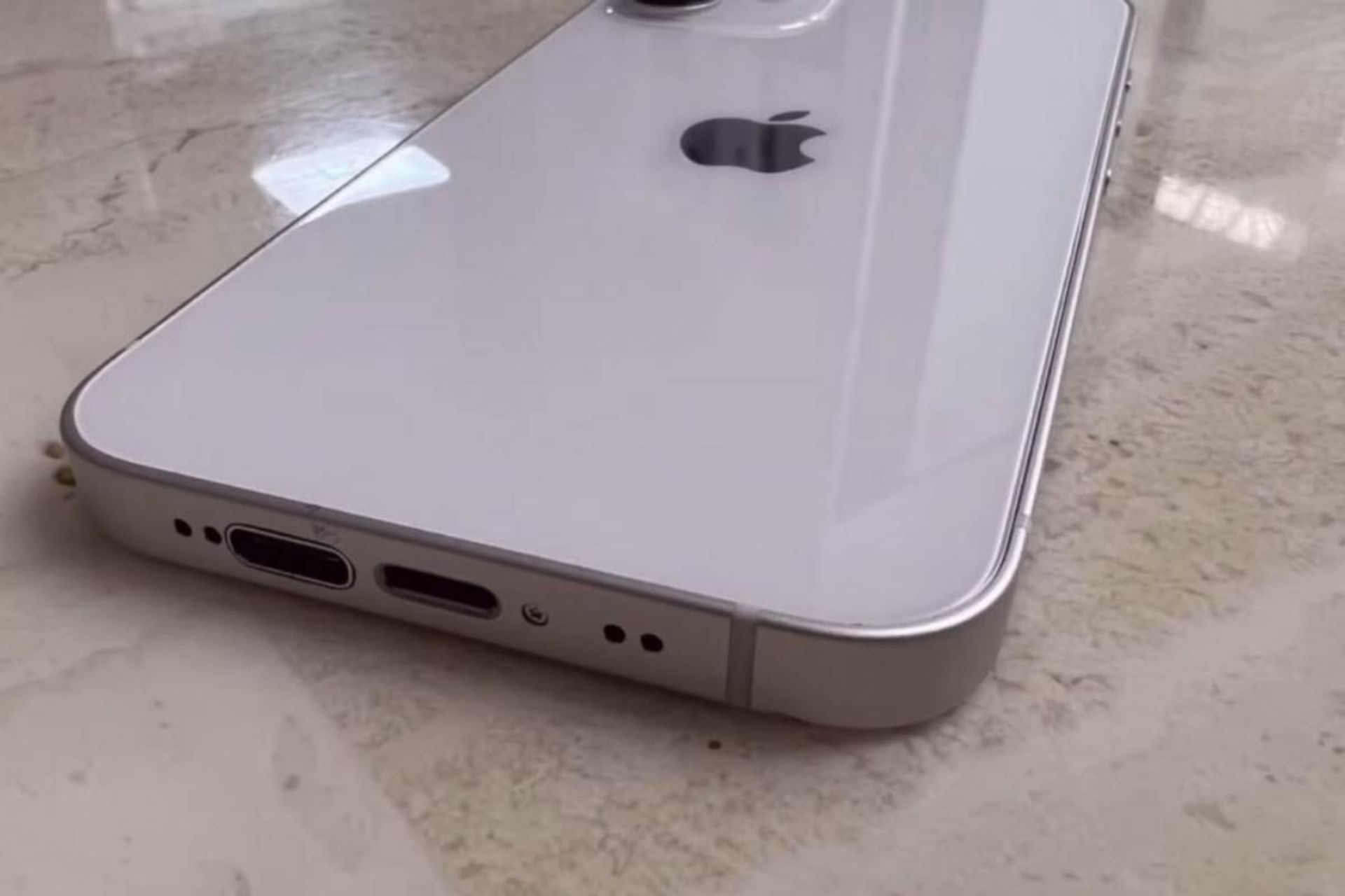 آیفون ۱۲ مینی با دو درگاه لایتنینگ و USB C