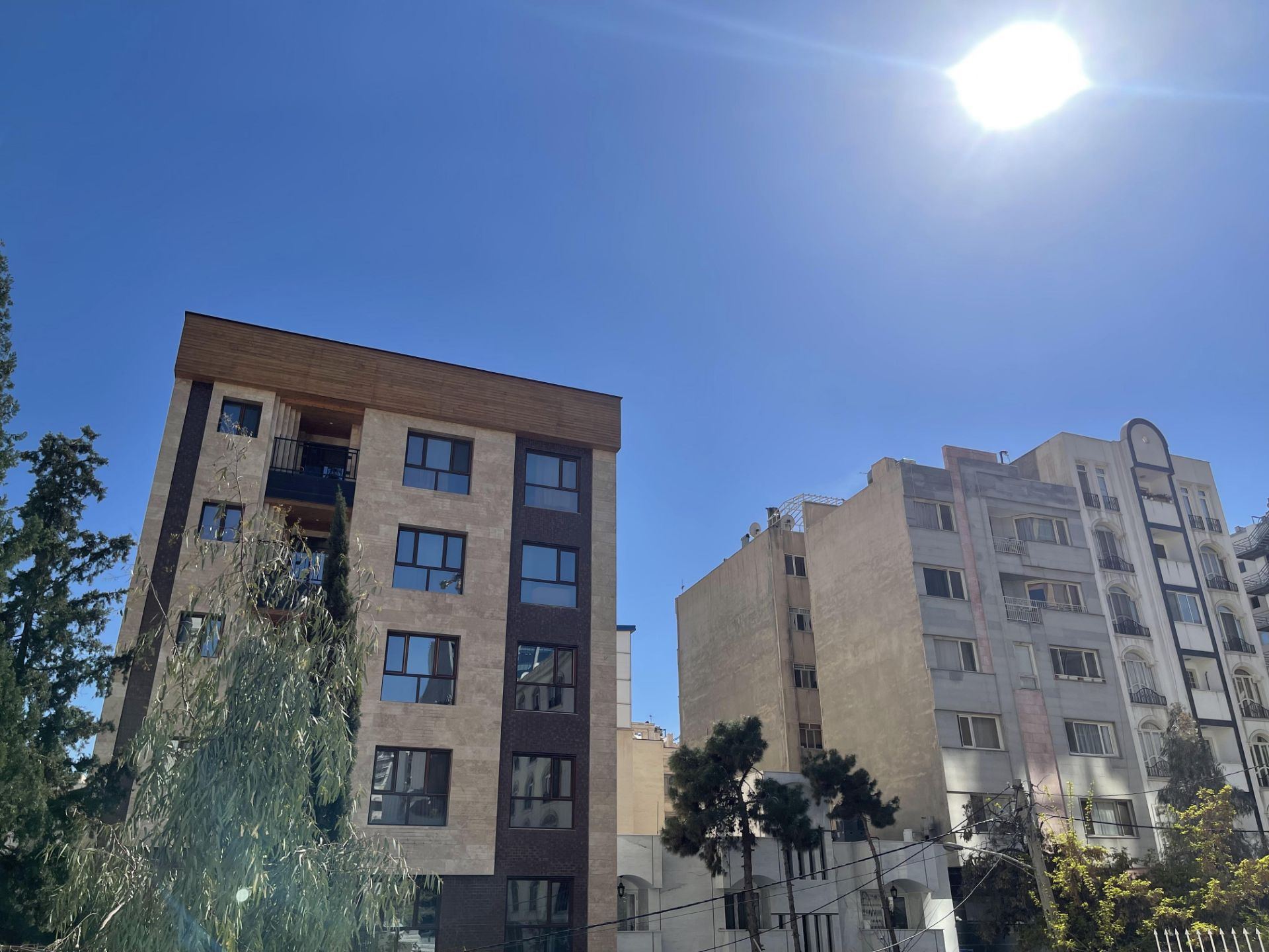 دوربین اصلی آیفون ۱۲ پرومکس در شرایط نوری چالشی