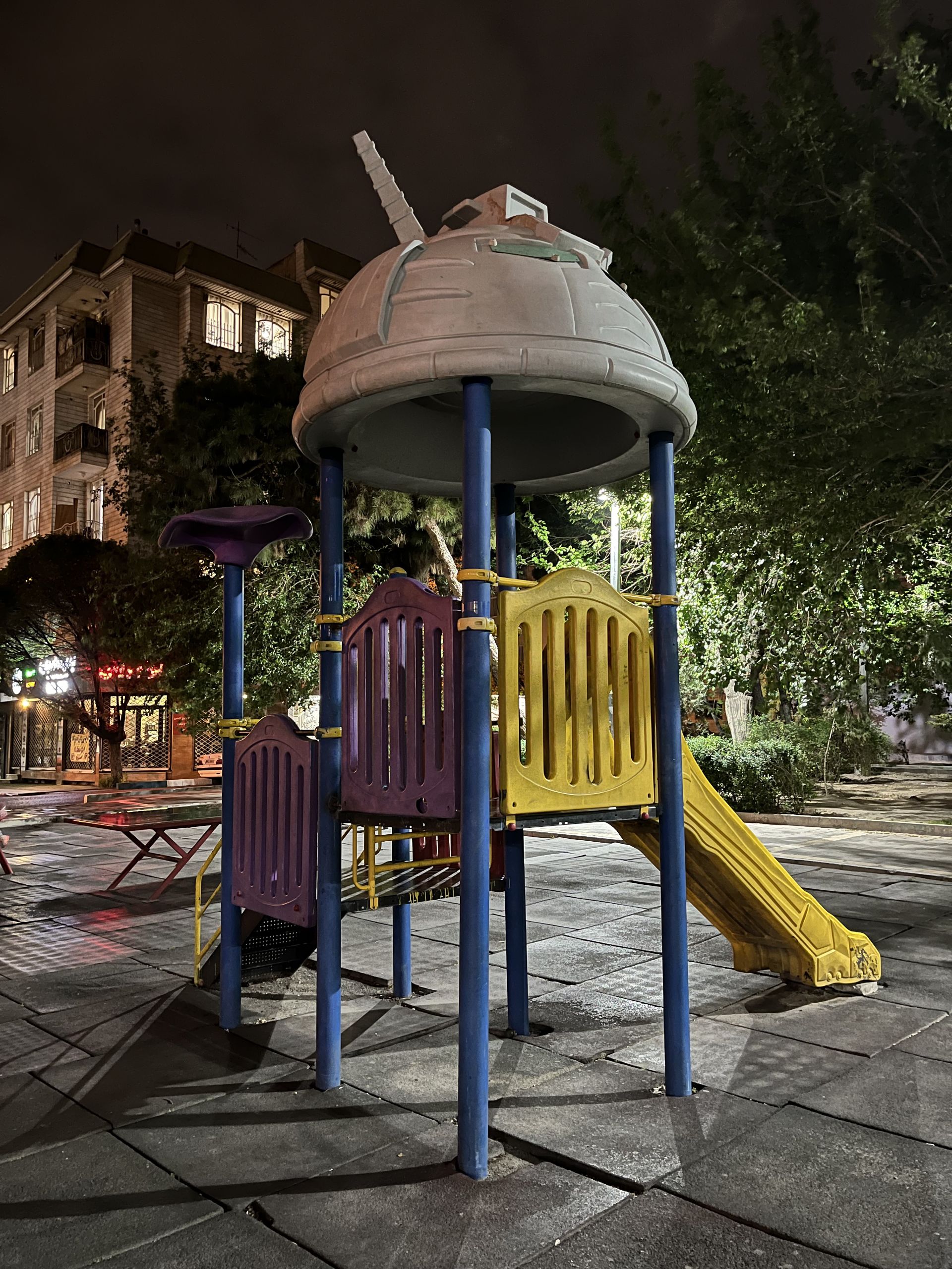 سرسره در زمین بازی کودک