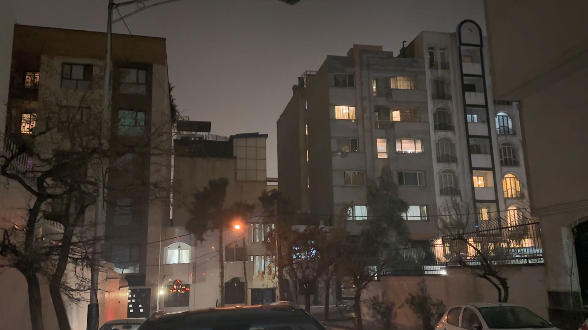 فریمی از ویدیوی آیفون ۱۴ پرو مکس در تاریکی