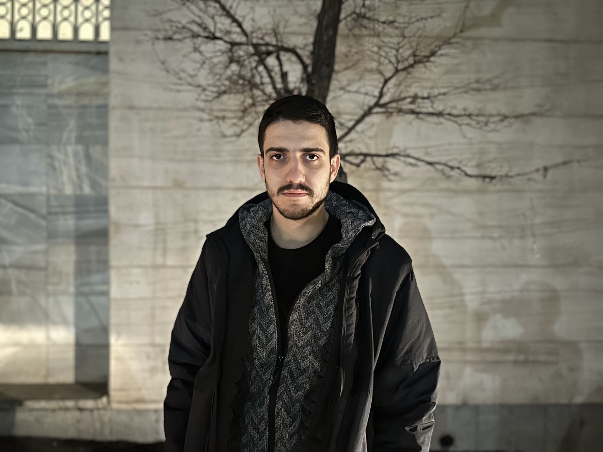 عکس پرتره یک برابری آیفون ۱۴ پرو مکس در تاریکی