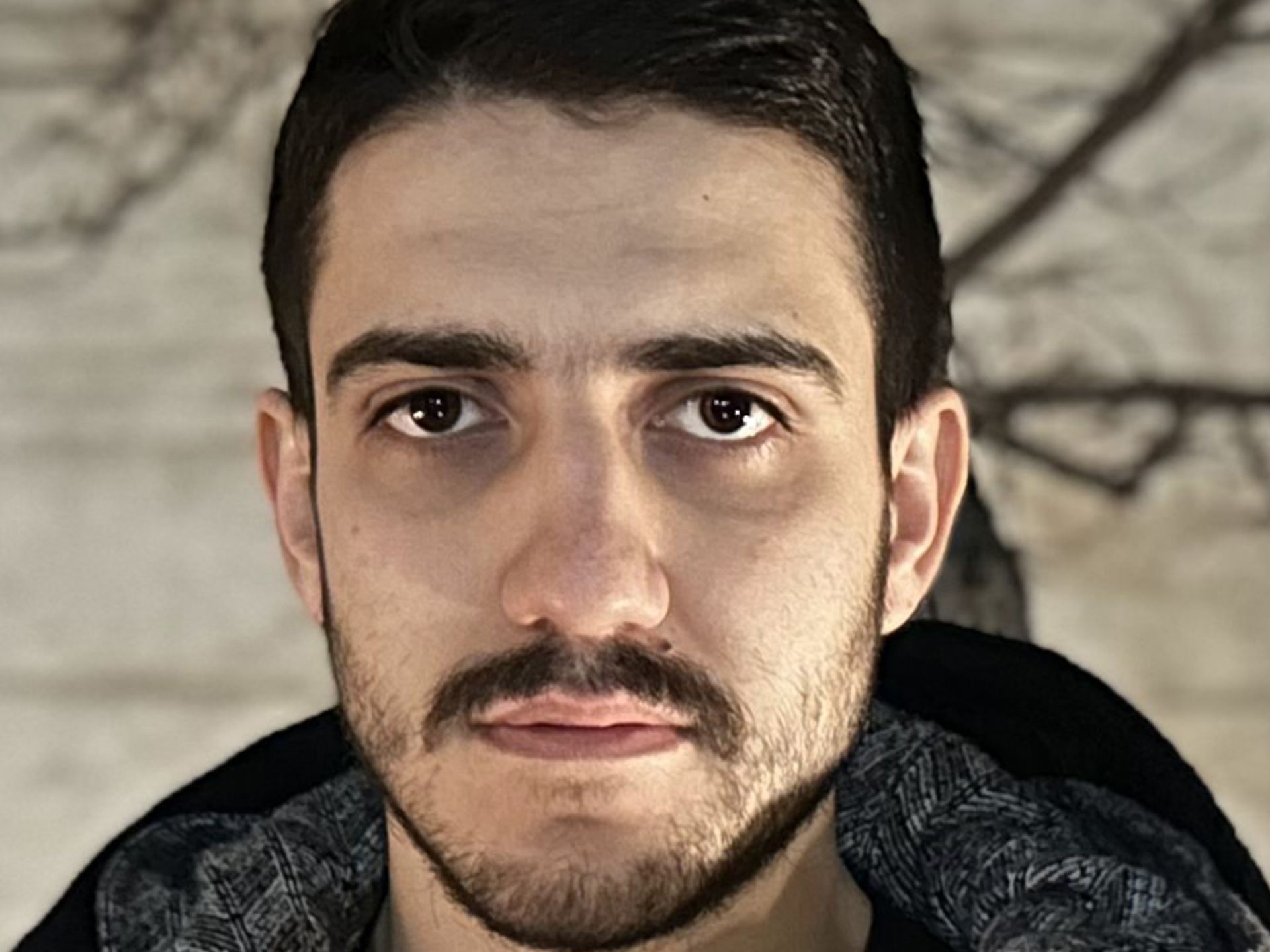 برش عکس پرتره یک برابری آیفون ۱۴ پرو مکس در تاریکی