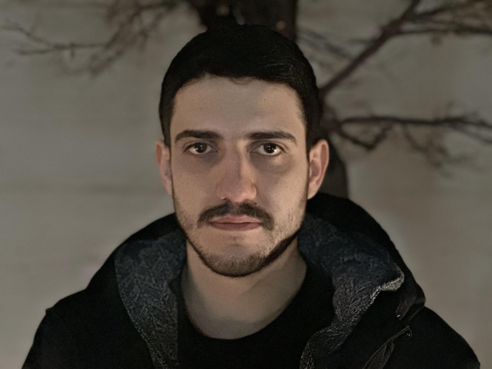 عکس پرتره ۳ برابری آیفون ۱۴ پرو مکس در تاریکی