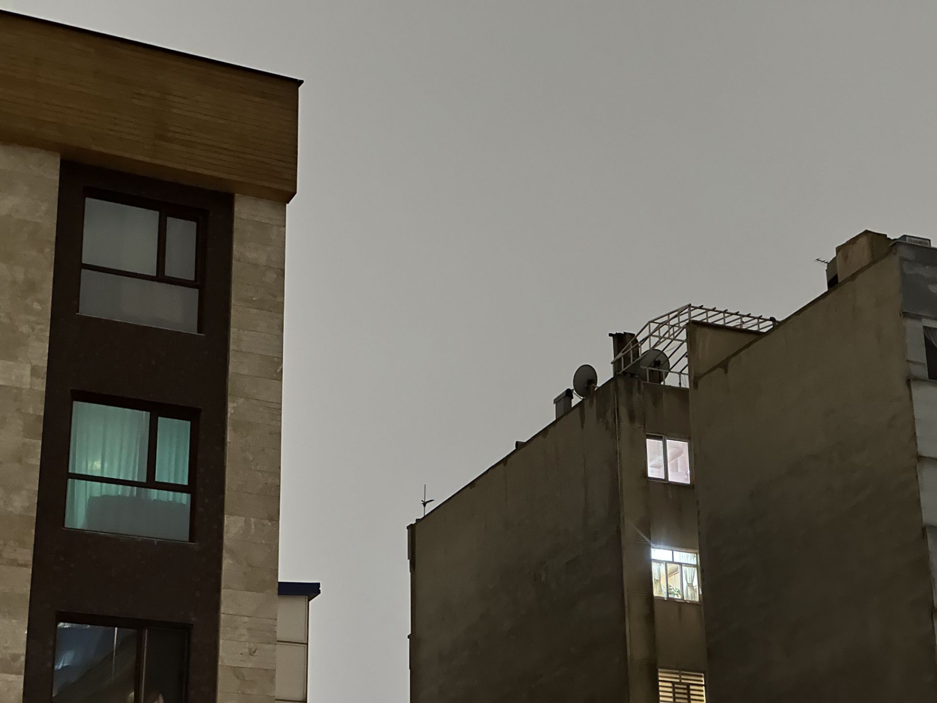 عکس ۳ برابری آیفون ۱۴ پرو مکس در تاریکی ۱