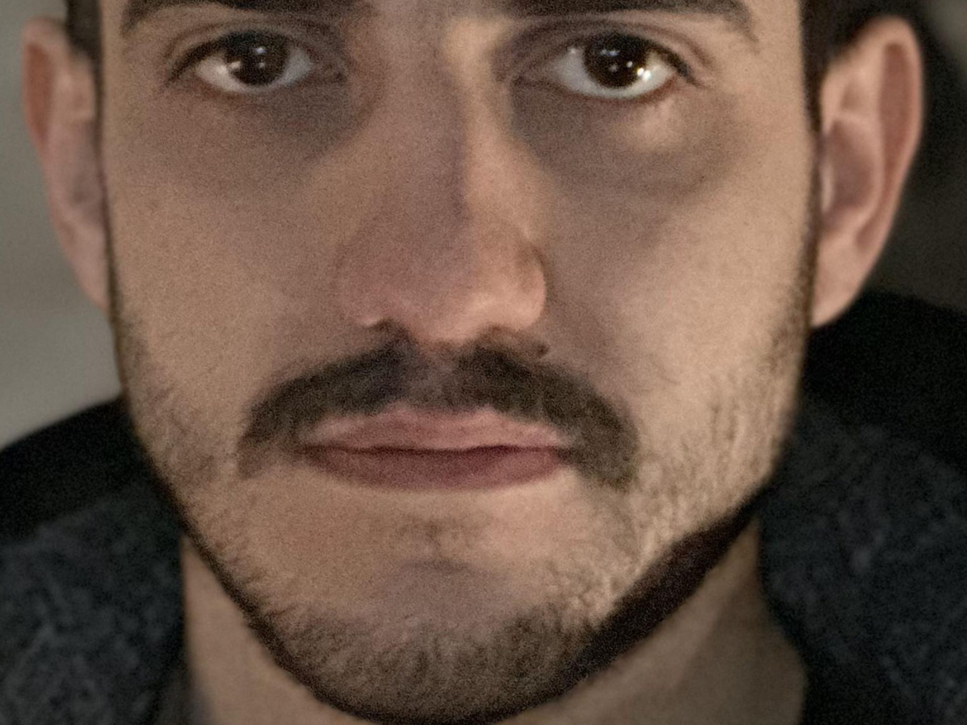 برش عکس پرتره ۳ برابری آیفون ۱۴ پرو مکس در تاریکی