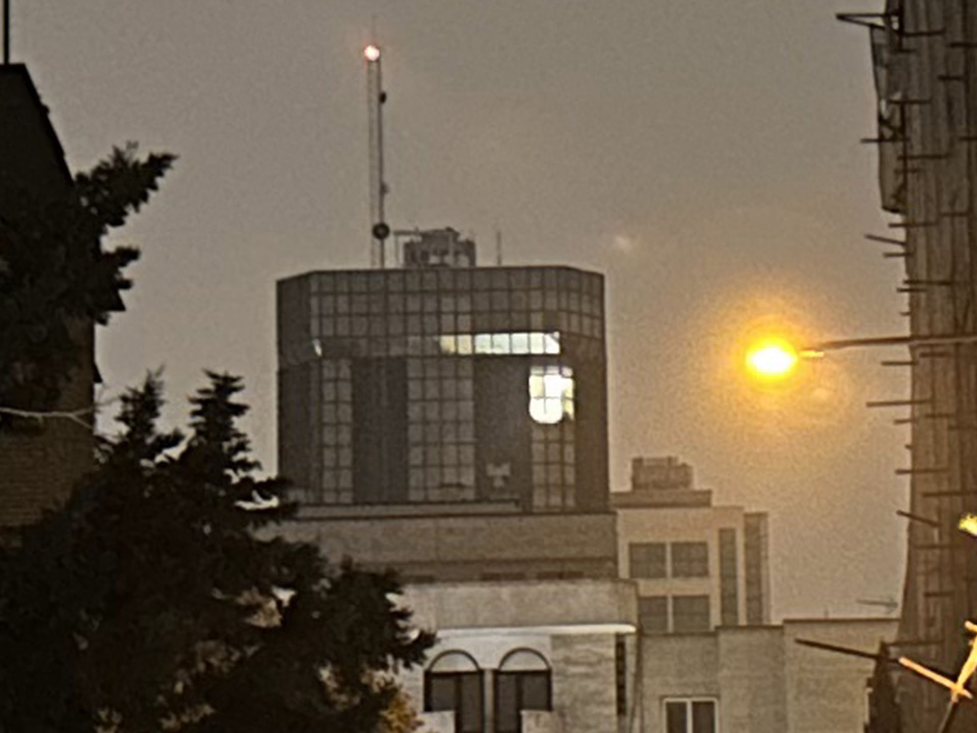 برش عکس آیفون ۱۴ پرو مکس در تاریکی