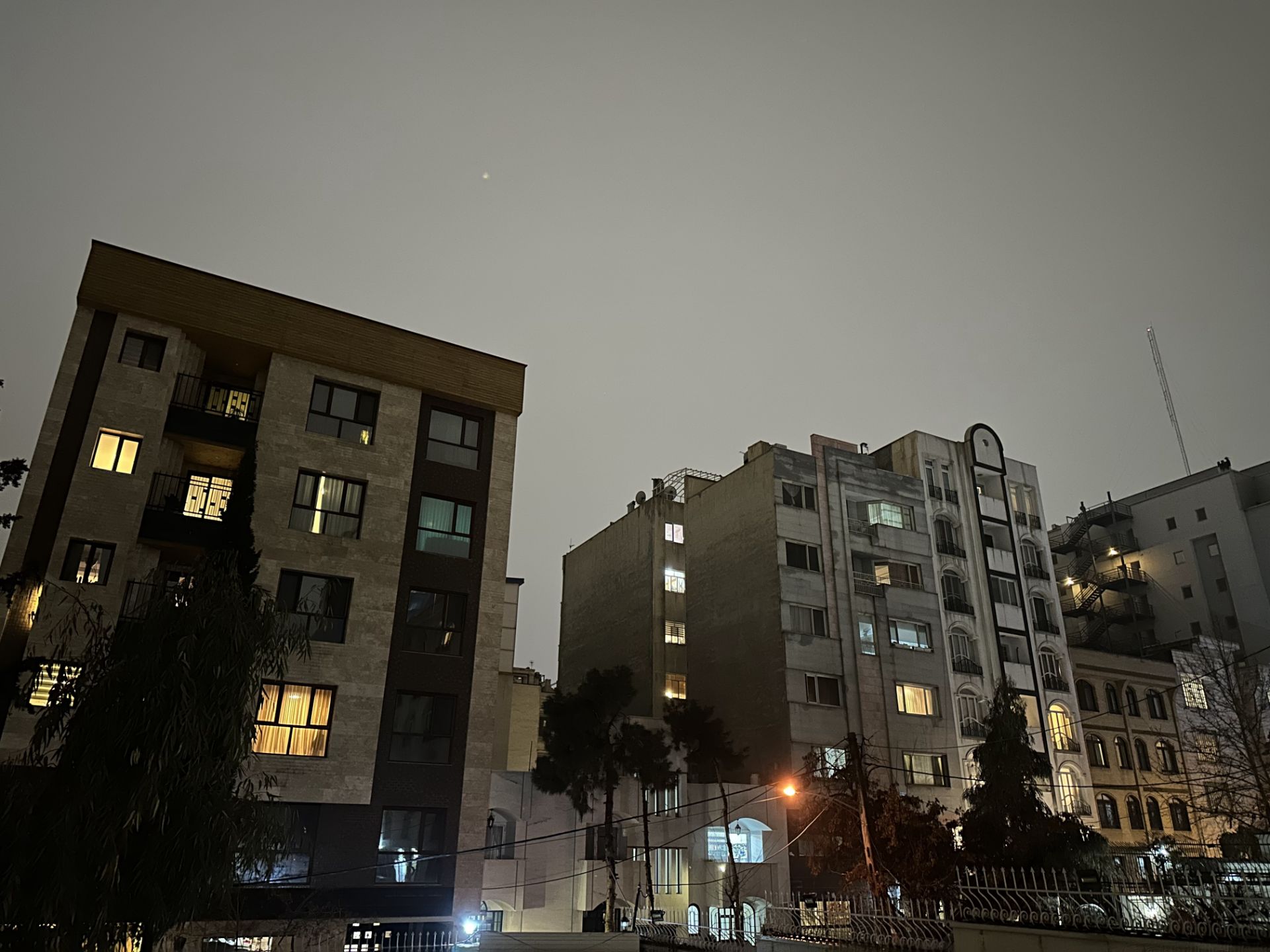 عکس دوربین اصلی آیفون ۱۴ پرو مکس در تاریکی ۱
