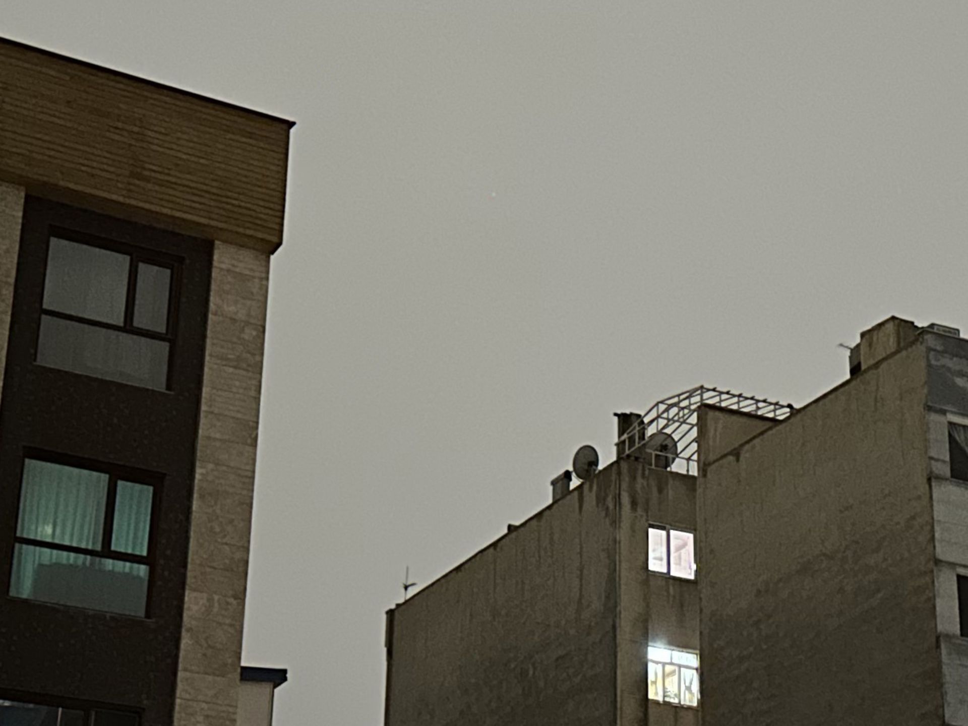 برش عکس آیفون ۱۴ پرو مکس در تاریکی